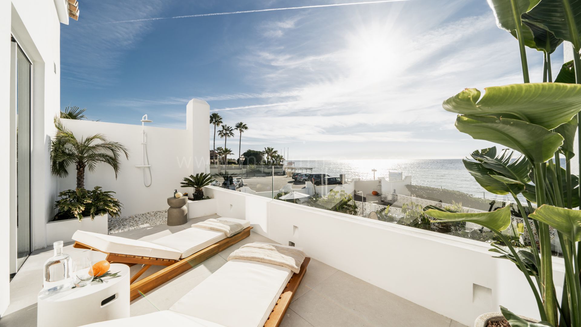 Casa adosada reformada en primera línea de playa con jardín en Marbella