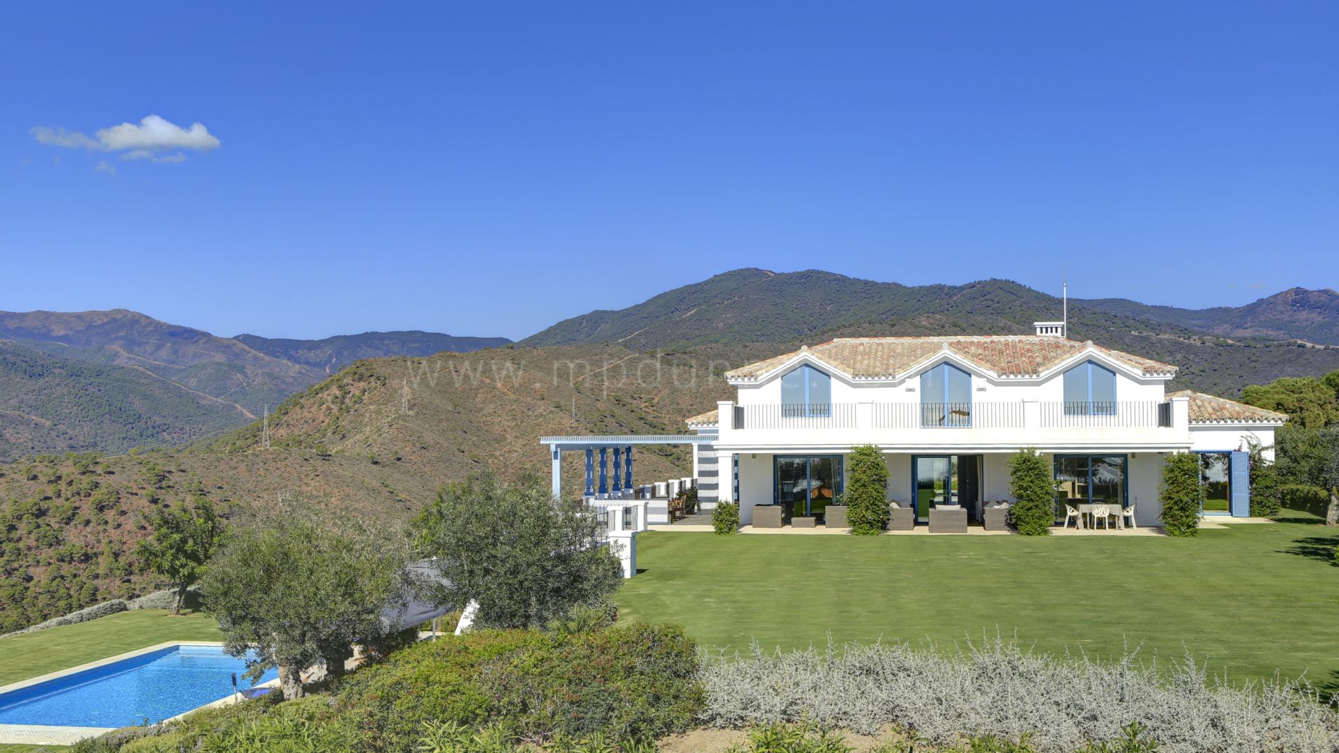 Villa de estilo mediterráneo con vistas panorámicas en comunidad cerrada