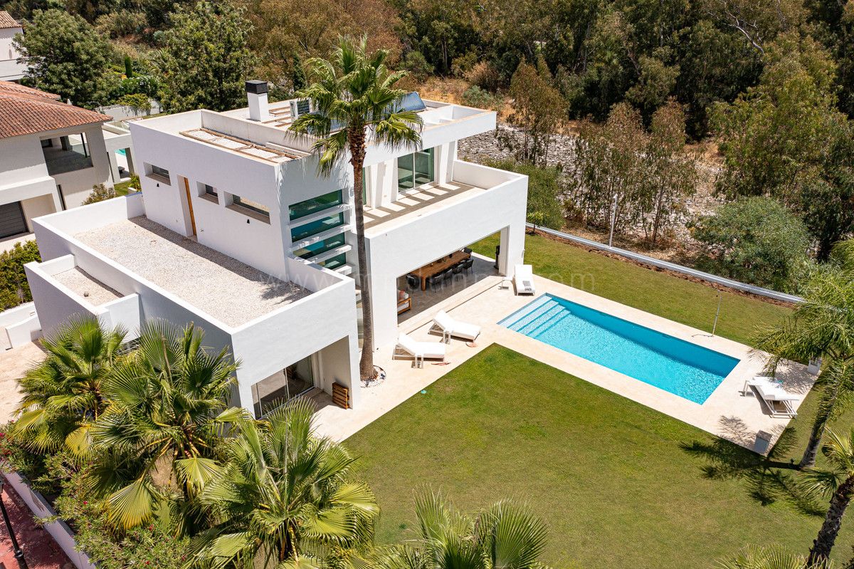Villa im Ibiza-Stil in Guadalmina Baja