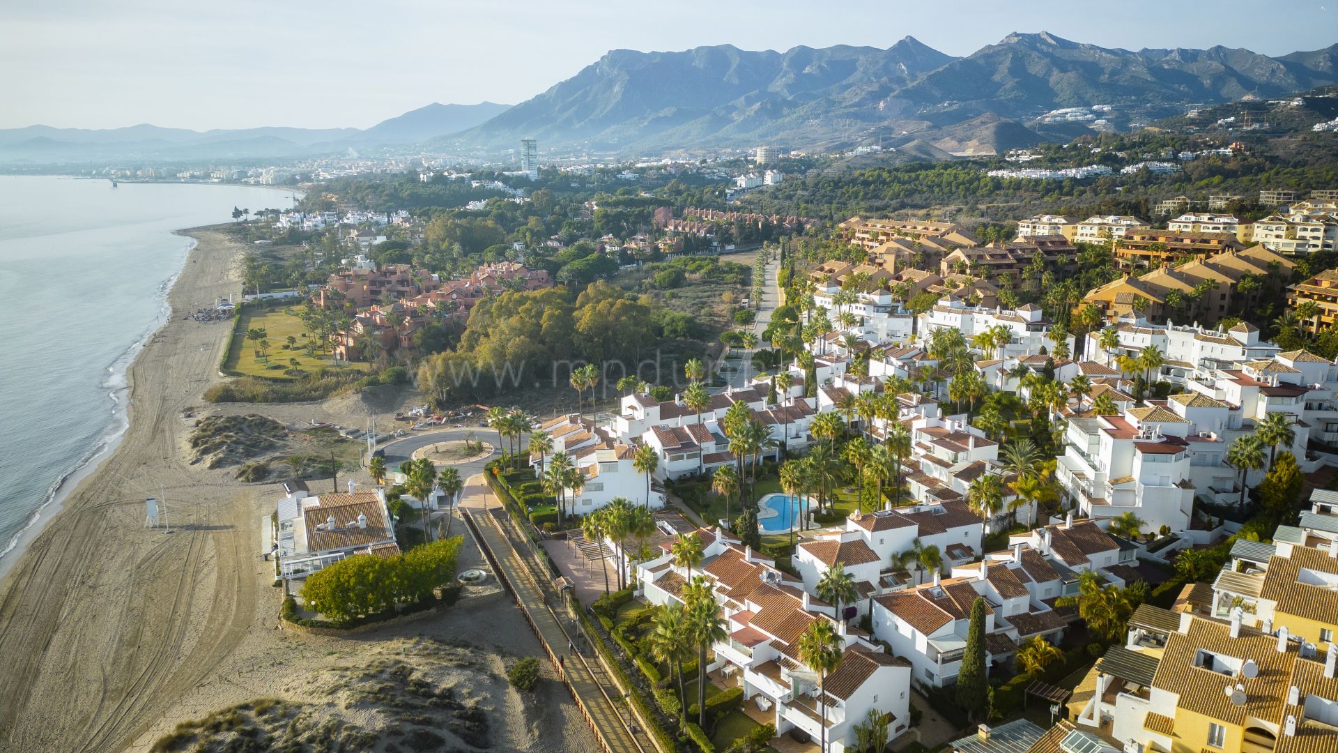 Schlüsselfertiges, renoviertes Stadthaus am Meer in Marbella Ost