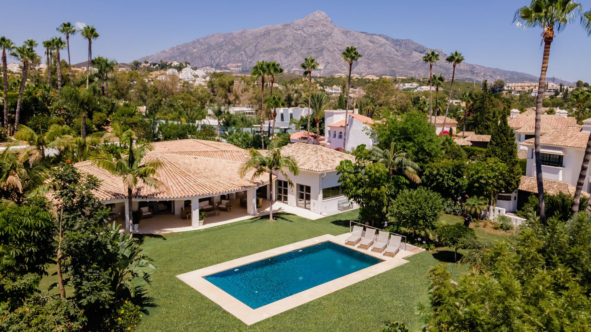 Refurbished Elegant Villa in a Golf Resort in Nueva Andalucia