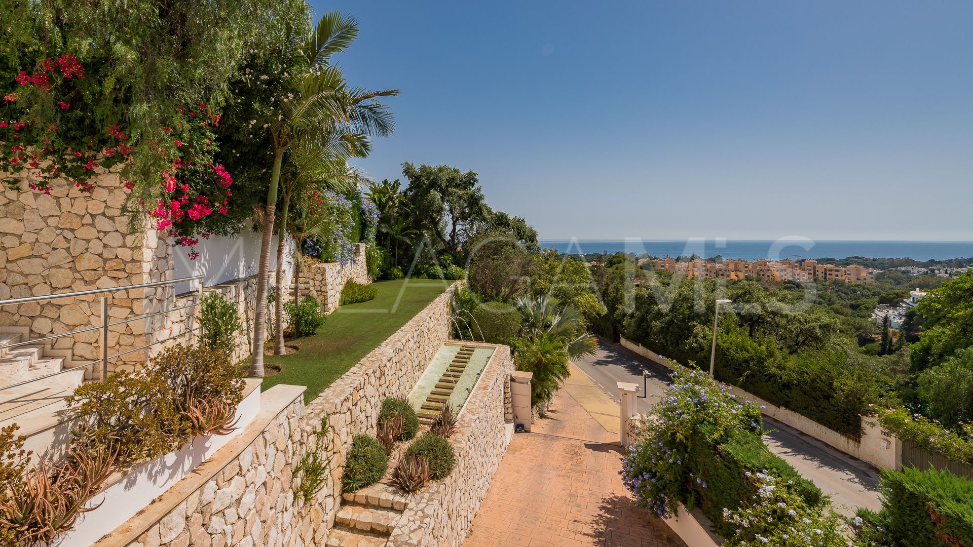 Villa for sale in Elviria