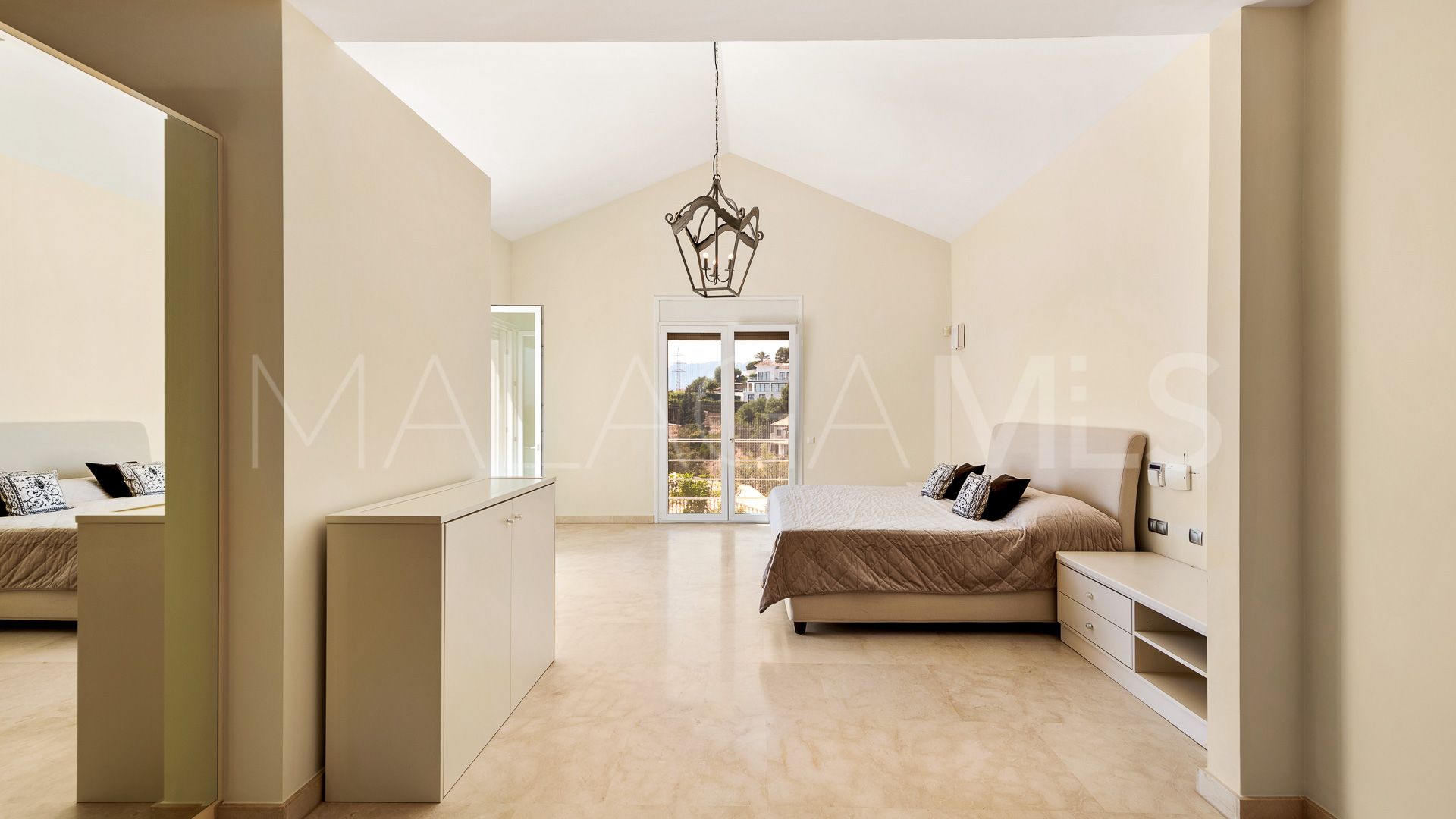 Villa for sale in Elviria