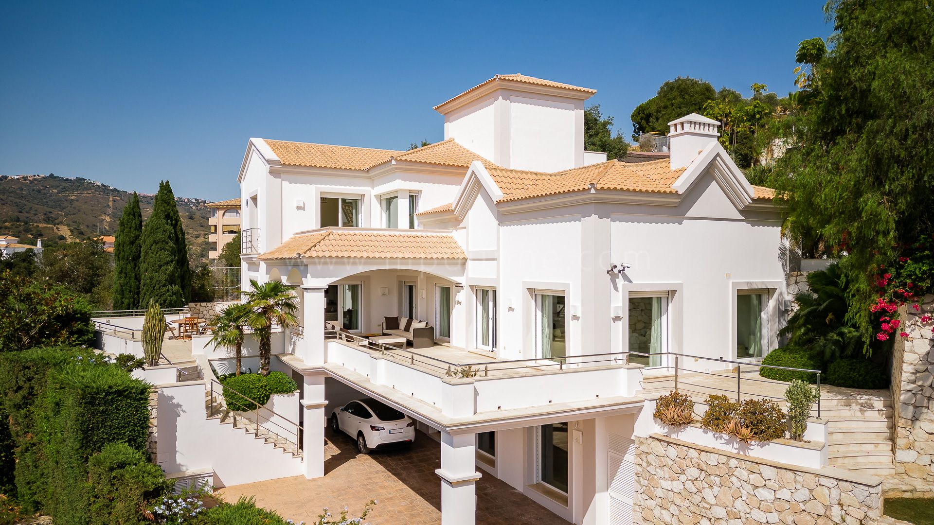 Villa espagnole classique avec vue panoramique à Marbella Est