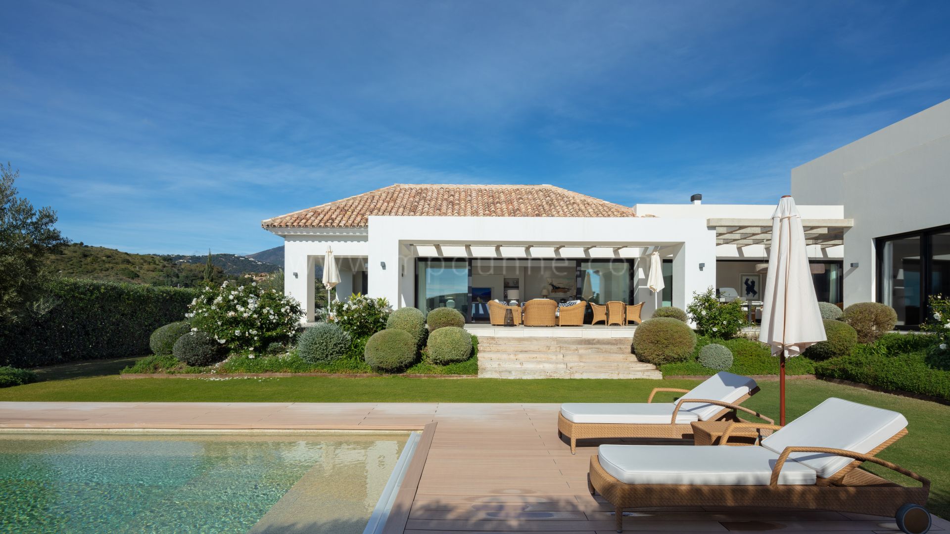 Villa de estilo mediterráneo con vistas en el valle del golf