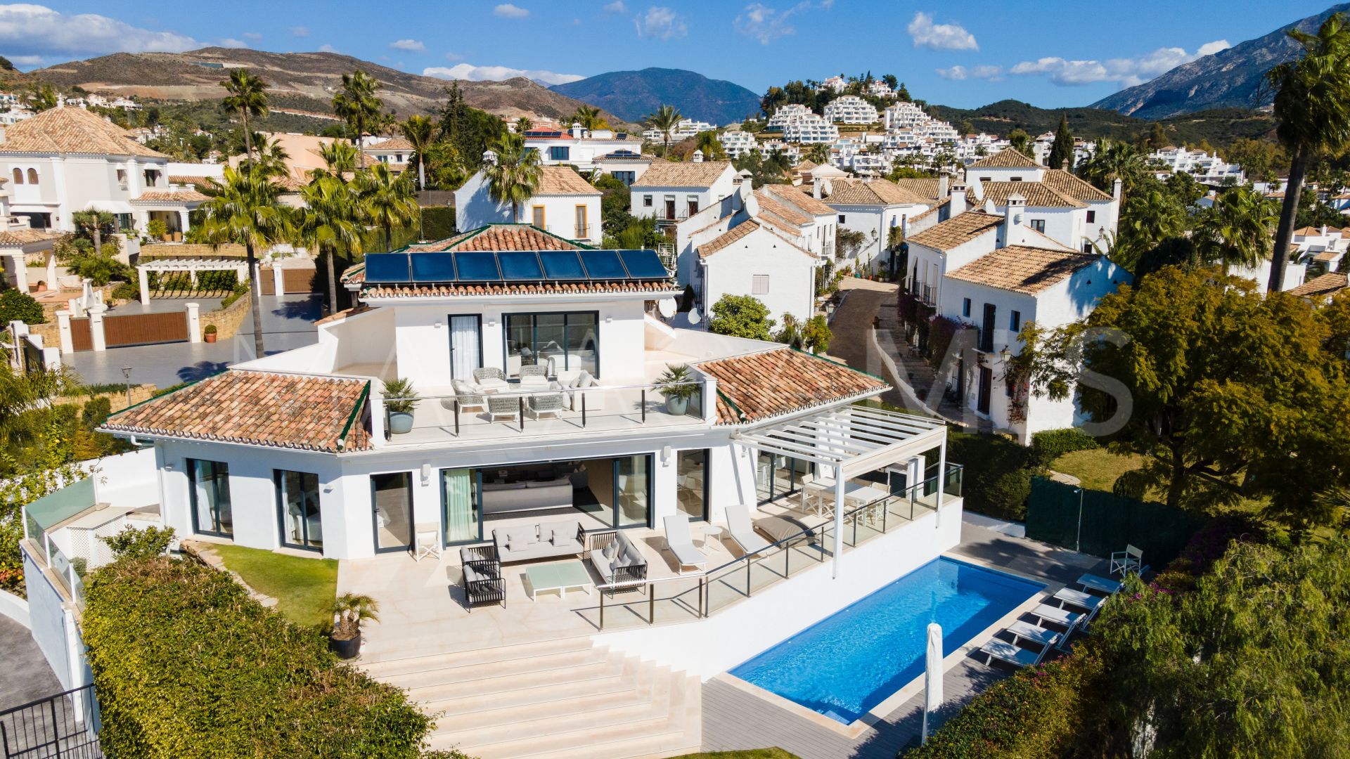 5 bedrooms villa for sale in Nueva Andalucia