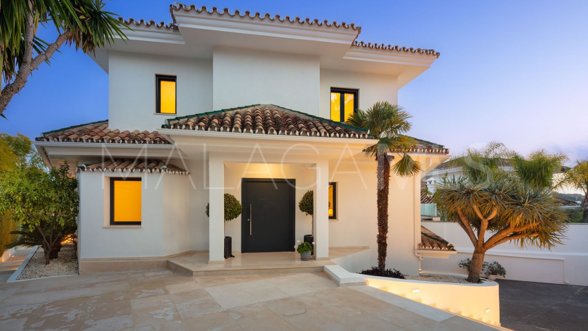 5 bedrooms villa for sale in Nueva Andalucia