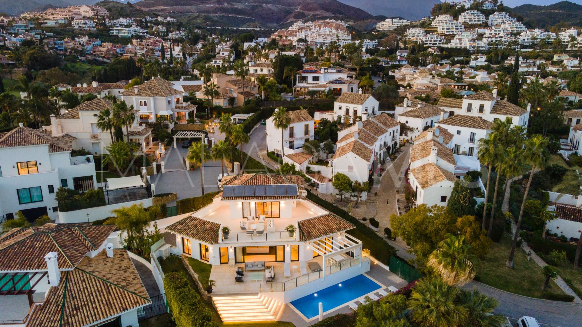 Se vende villa de 5 bedrooms in Nueva Andalucia