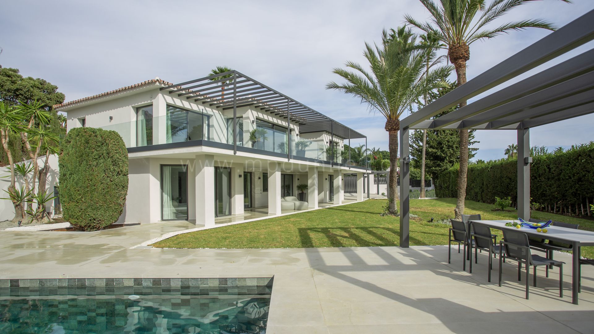 Villa moderne sur le Golden Mile, Marbella avec vue panoramique sur la mer.