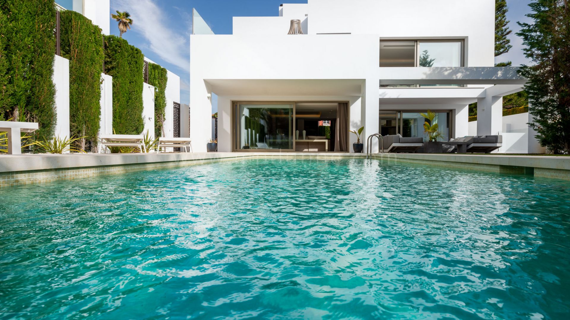Villa moderna junto a la playa en la Milla de Oro de Marbella
