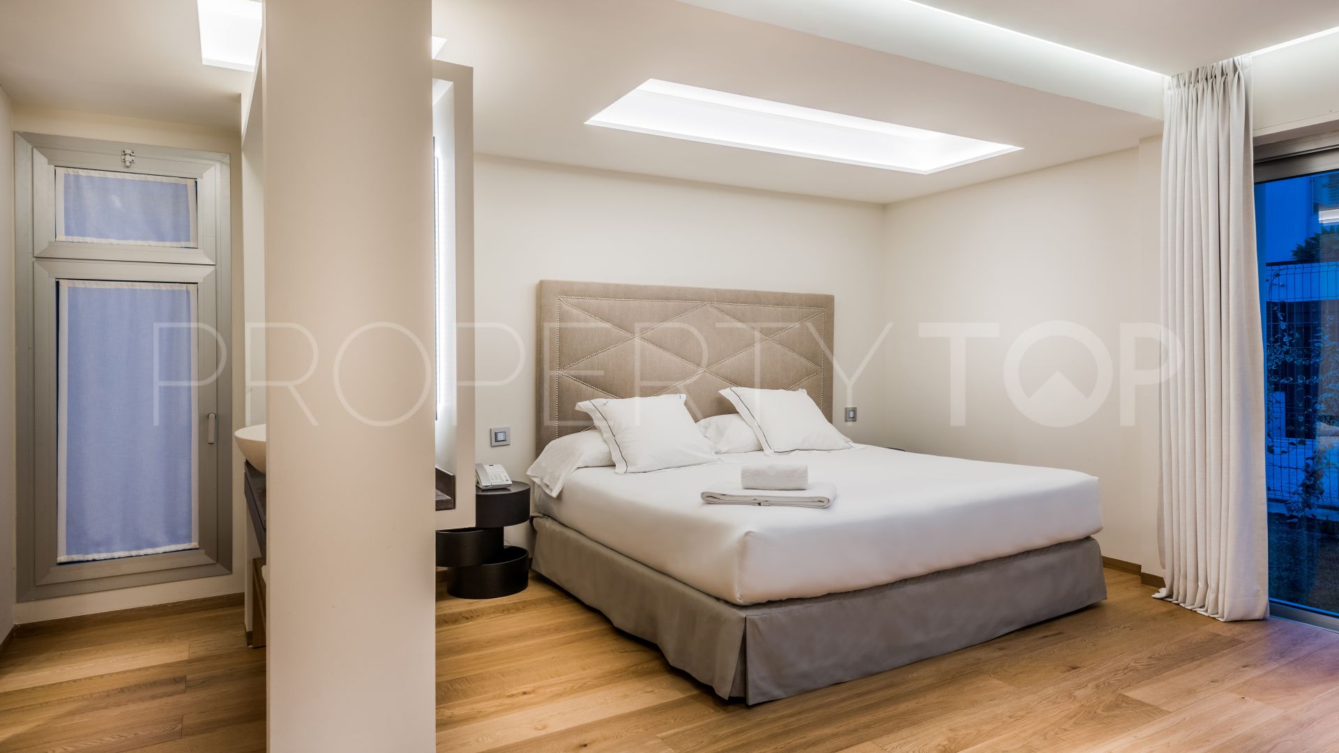 5 bedrooms villa for sale in Puente Romano