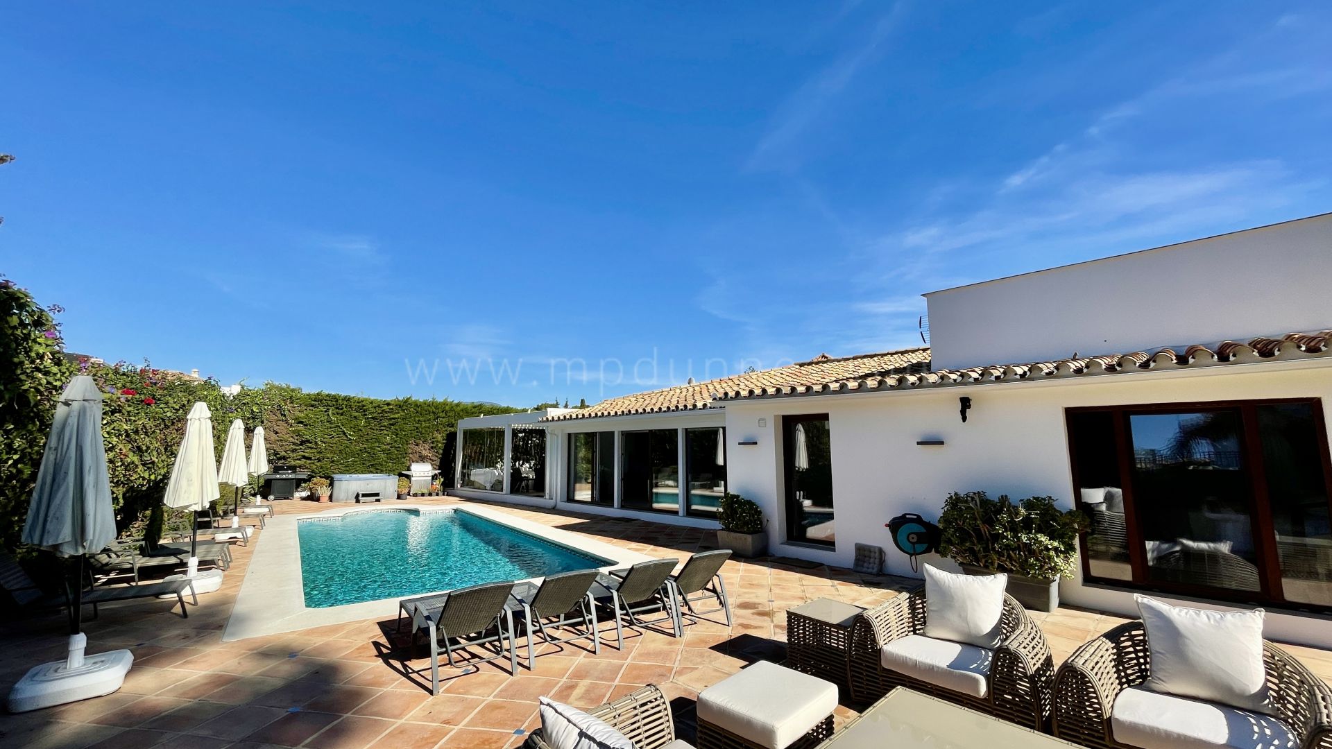 Villa Moderna con Piscina y Potencial de Vistas al Mar Cerca de Puerto Banús