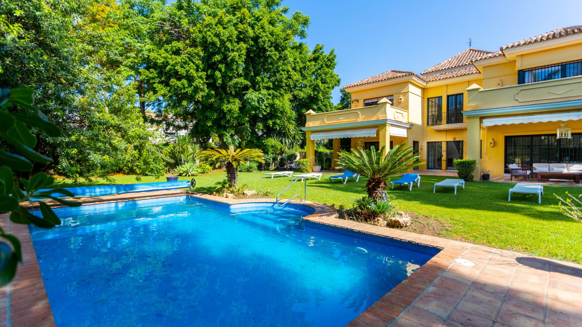 Andalusische Familienvilla nahe Strand mit Garten in Guadalmina Baja