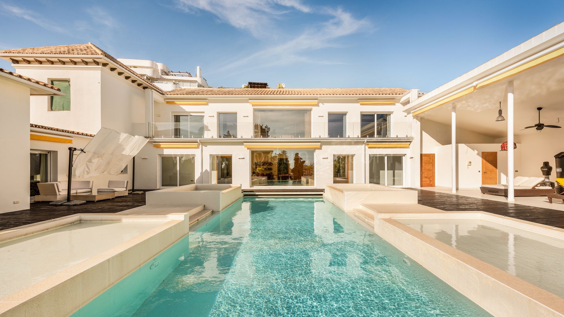 Moderne Sechszimmer-Villa in Gehweite zum Guadalmina Golf