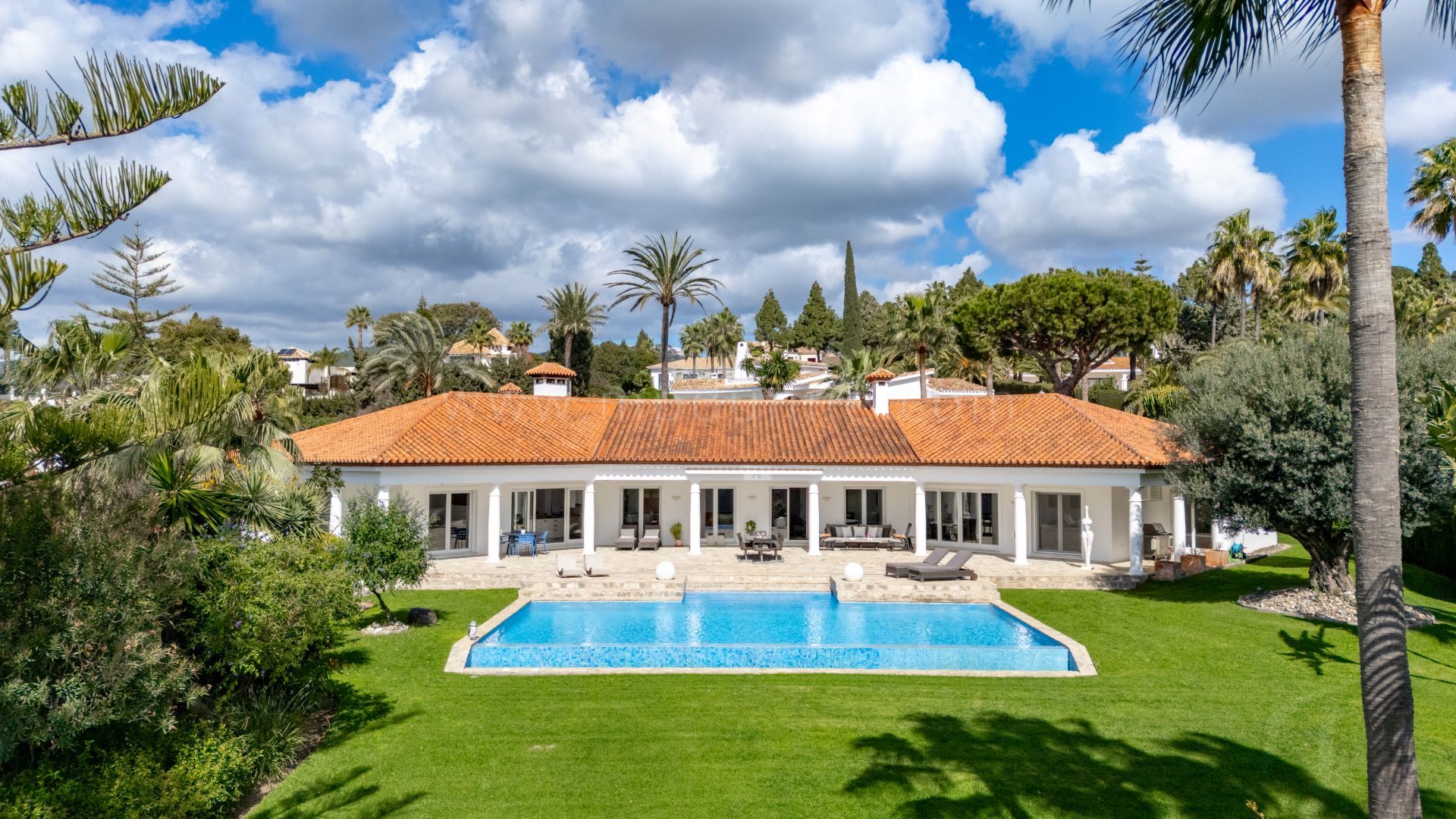 Elegante villa orientada al sur en la prestigiosa Hacienda Las Chapas, Marbella