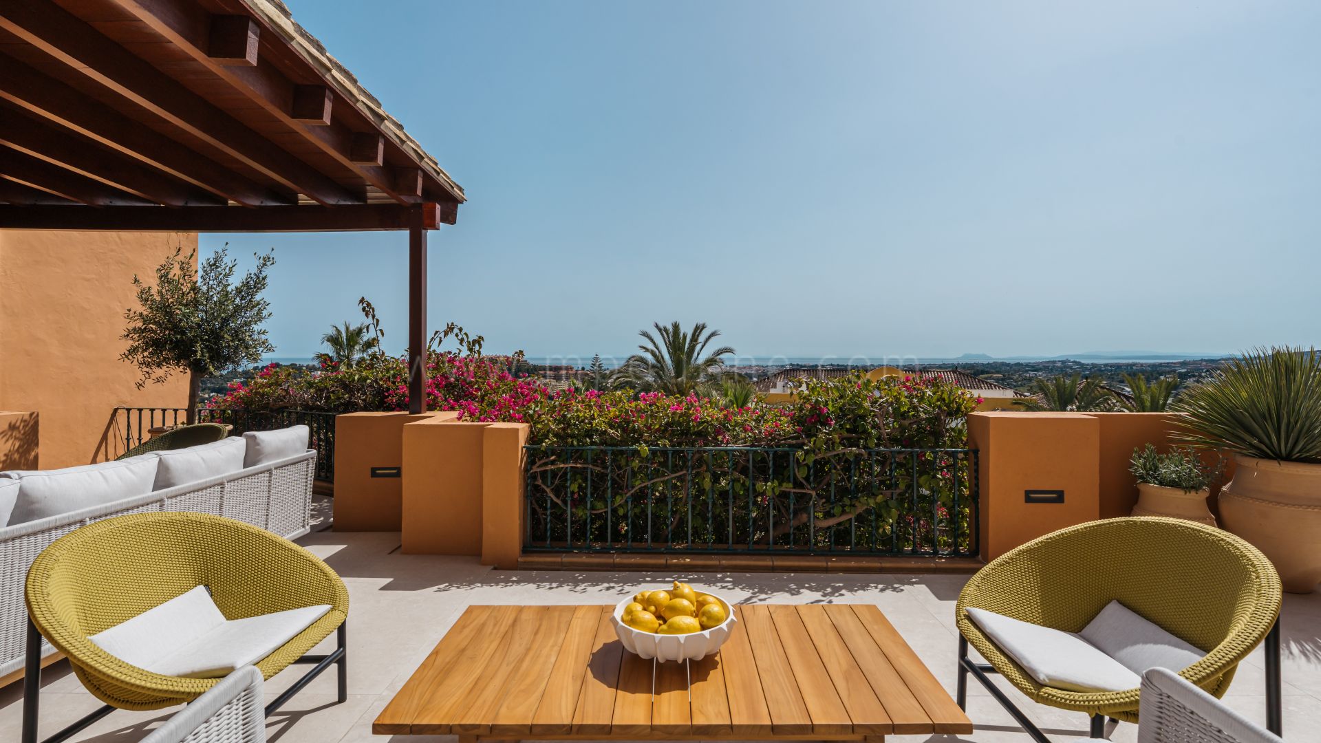 Großzügige Wohnung mit Panoramablick in Les Belvédères, Nueva Andalucía