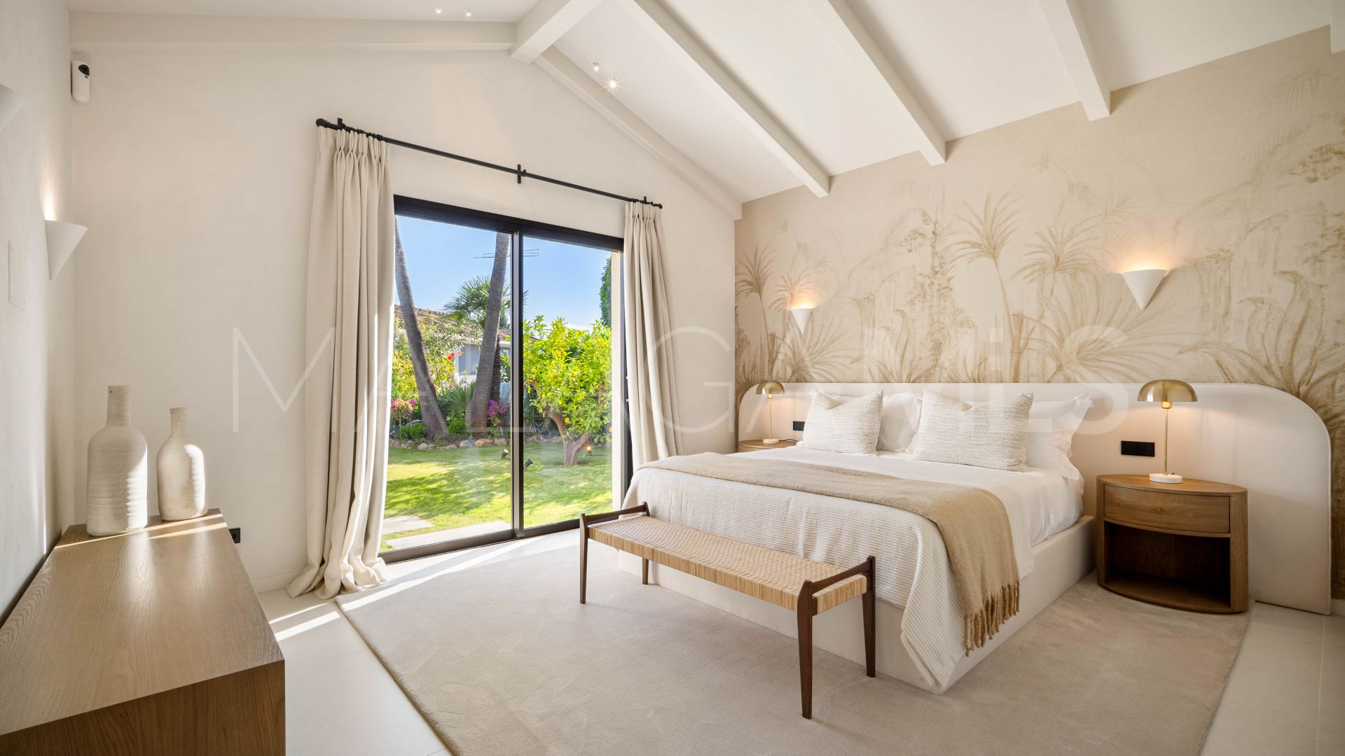 Villa for sale in Nueva Andalucia