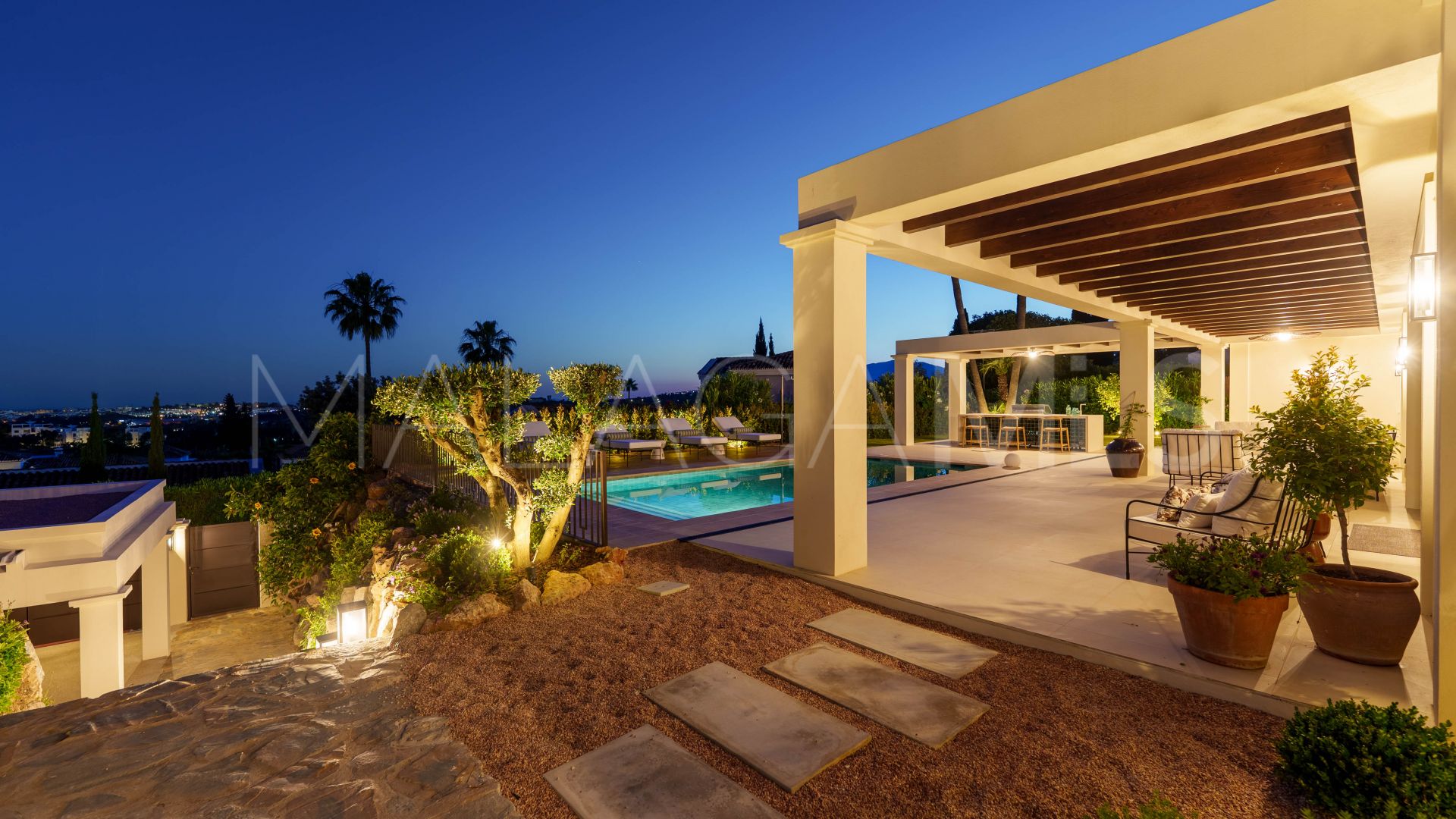 Villa for sale in Nueva Andalucia