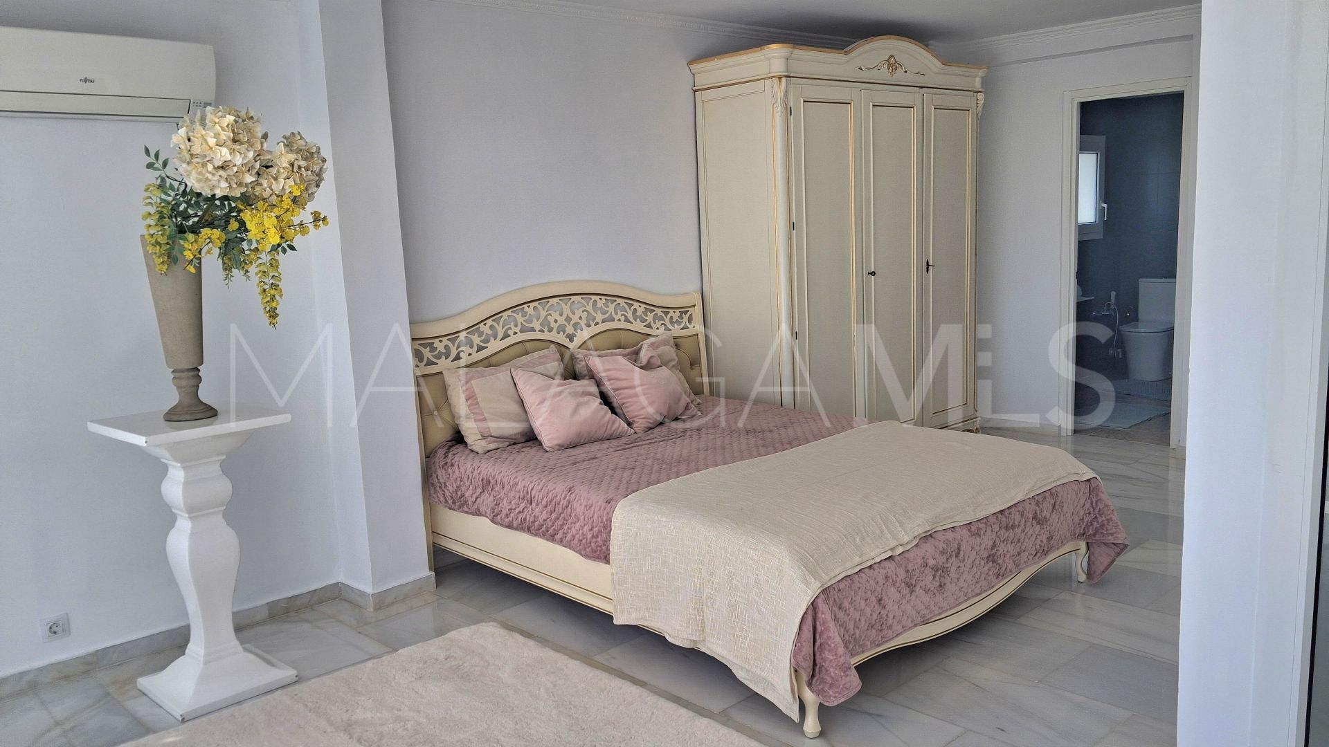 Adosado for sale in El Paraiso with 3 bedrooms