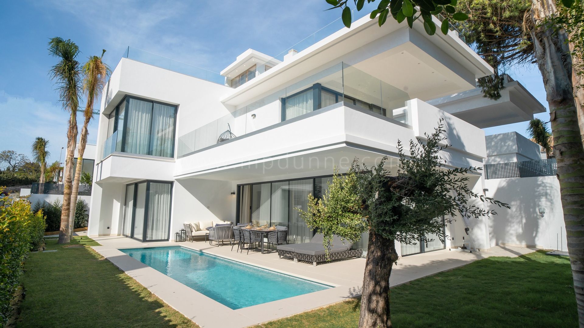 Villa Moderna con Vistas al Mar en la Milla de Oro de Marbella