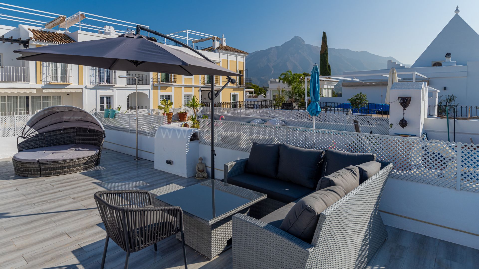 Charmantes Reihenhaus mit Dachterrasse und Bergblick