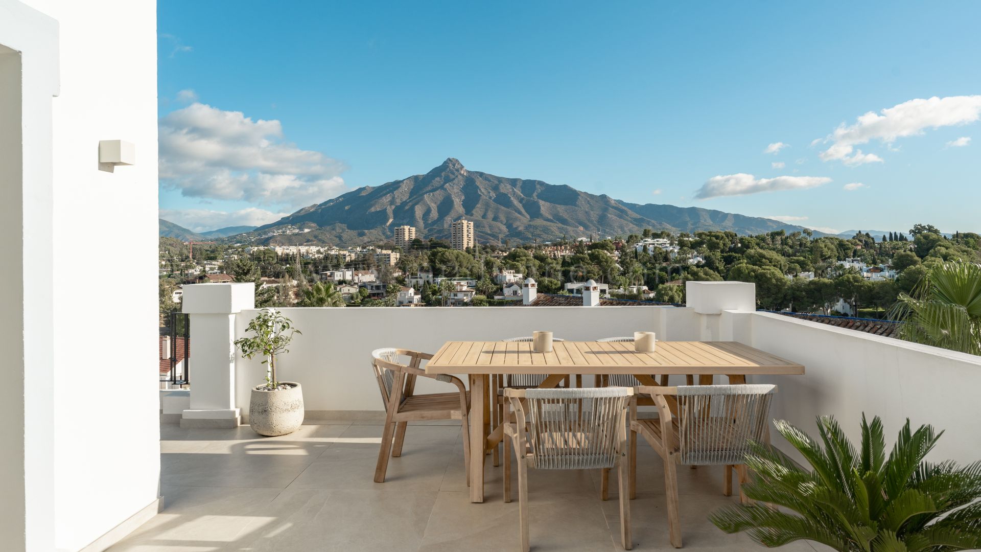 Penthouse Moderne avec Vue Mer et Montagne