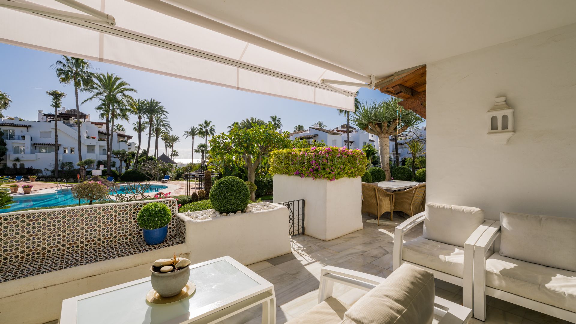 Apartamento de Dos Dormitorios con Vistas al Mar en Estepona