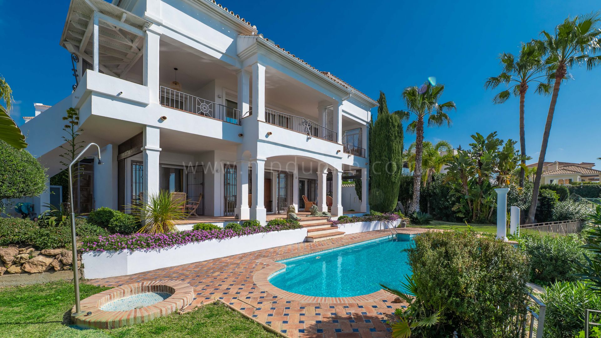 Exclusiva Villa de Lujo con Vistas al Mar y Ubicación Privilegiada