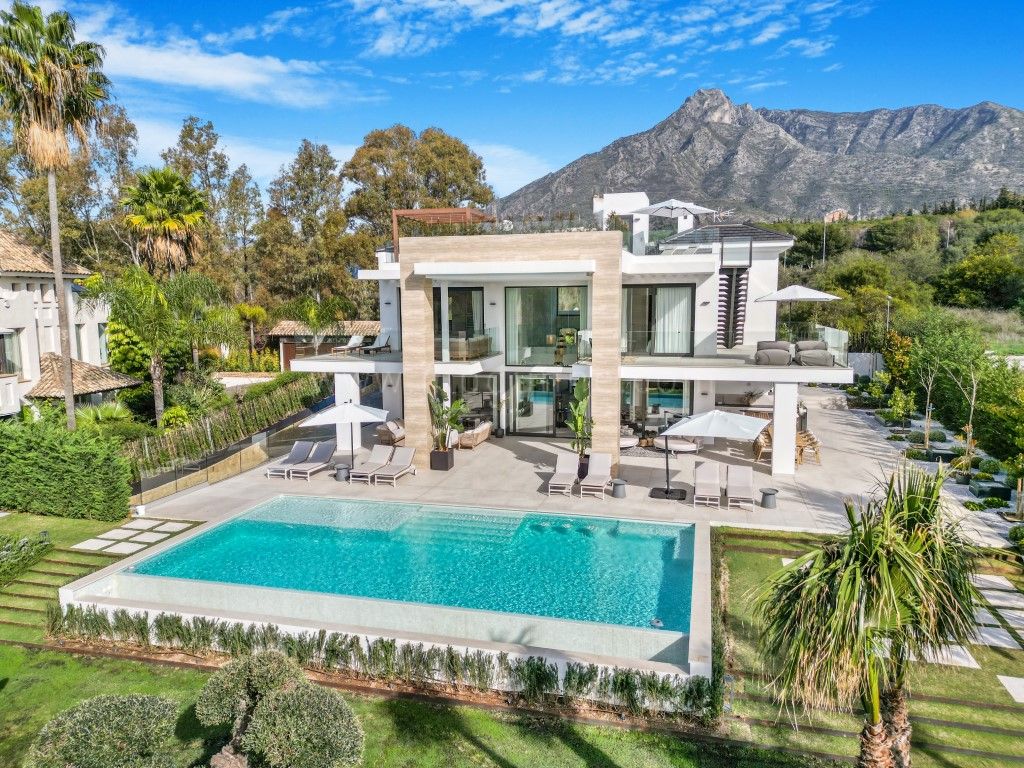 Zeitgenössische Villa mit Meerblick in der Exklusiven Goldenen Meile, Marbella