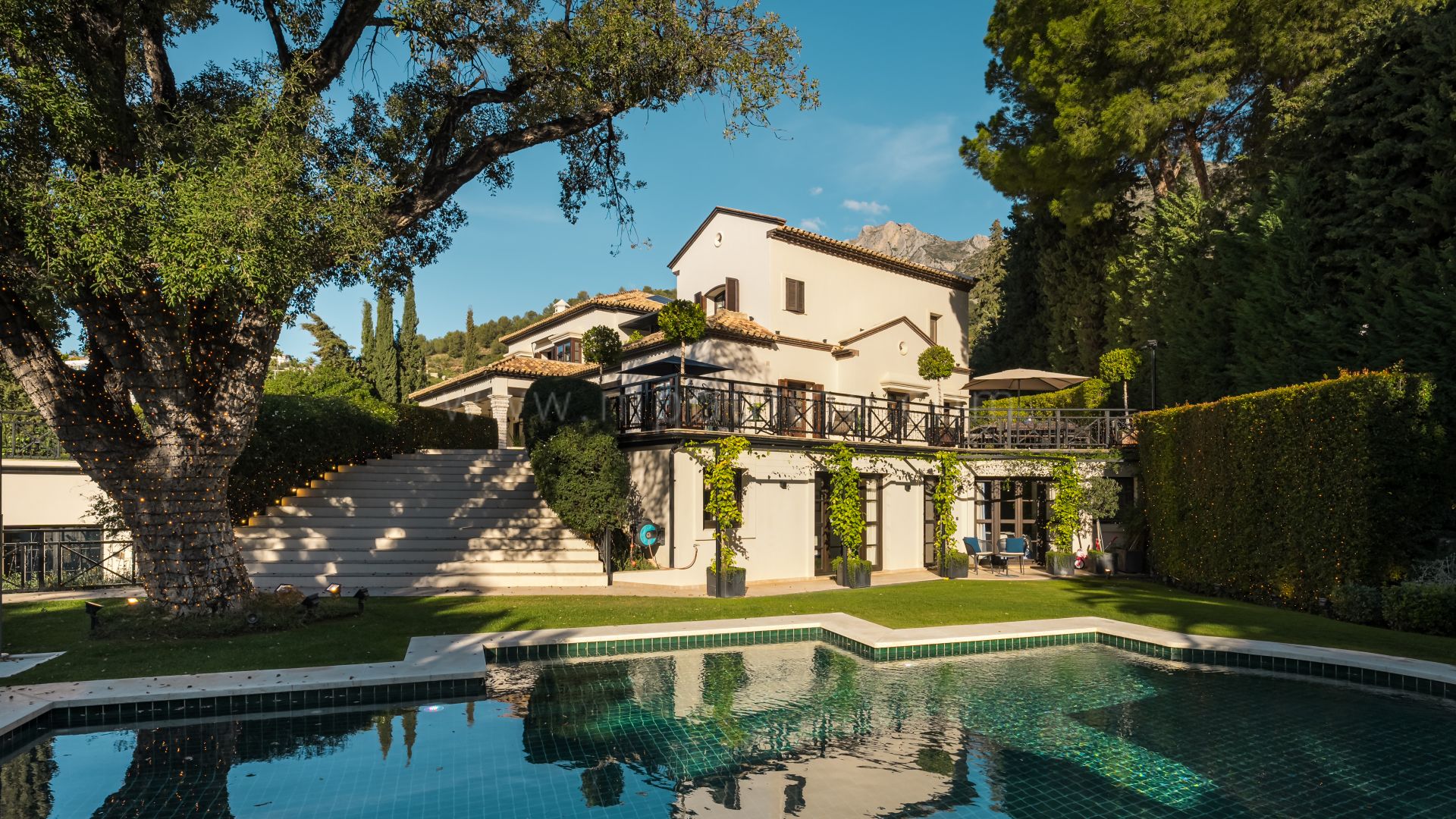 Elegant Villa, Sea & Mountain Views, Cascada de Camoján