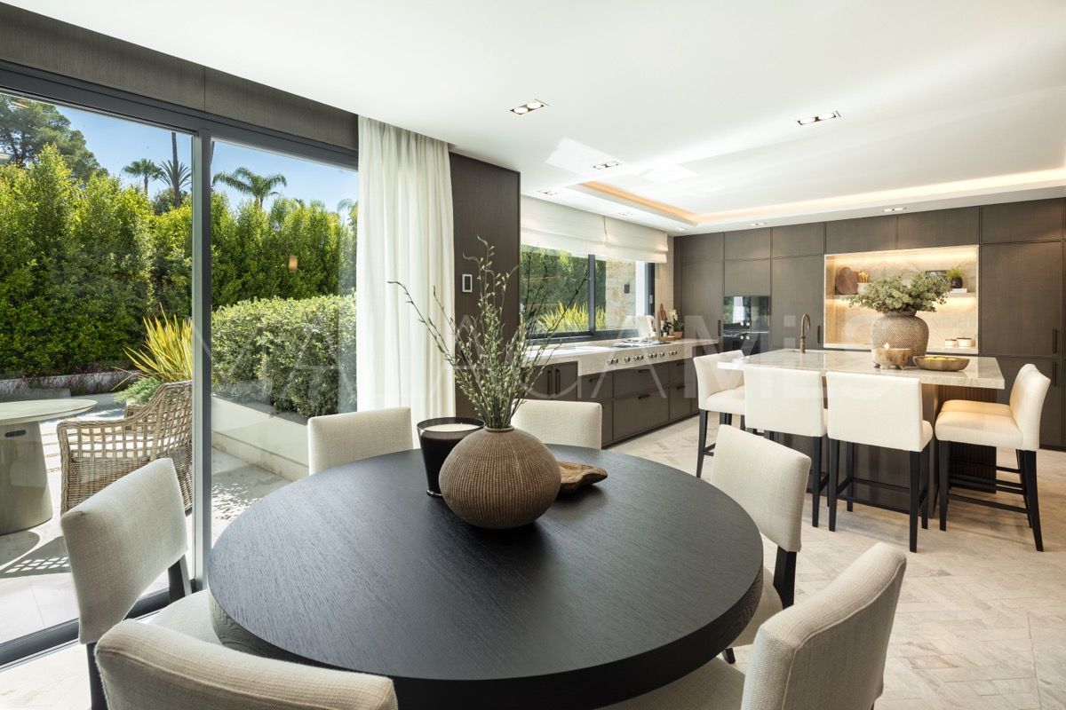 Buy 7 bedrooms villa in Nueva Andalucia