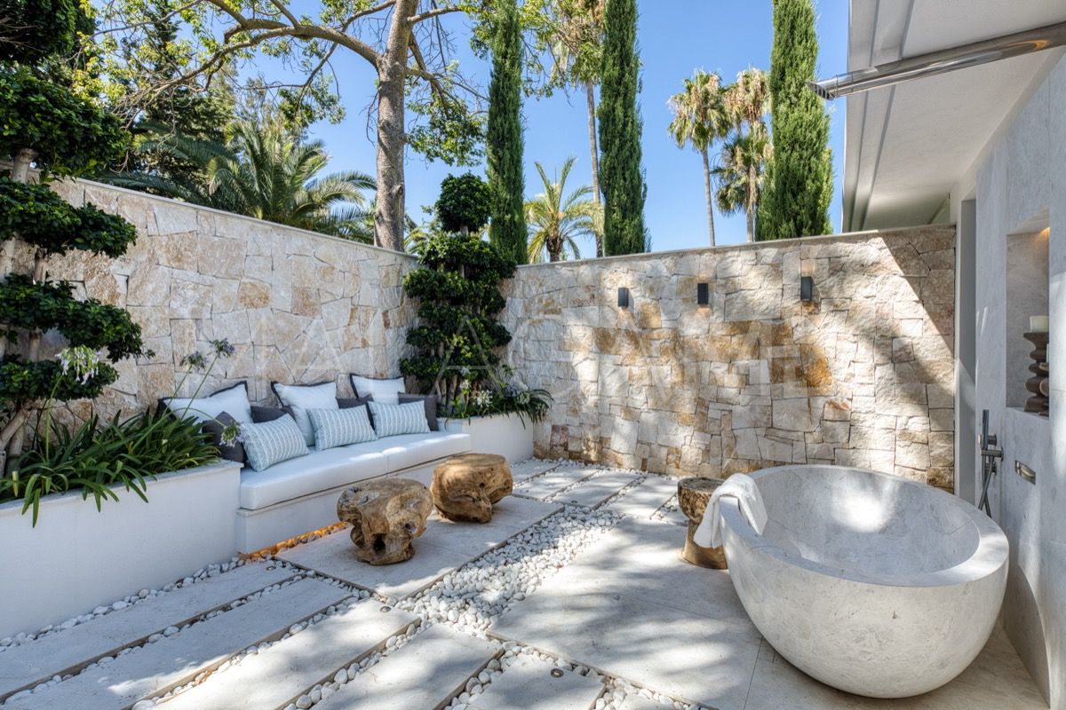 Buy 7 bedrooms villa in Nueva Andalucia