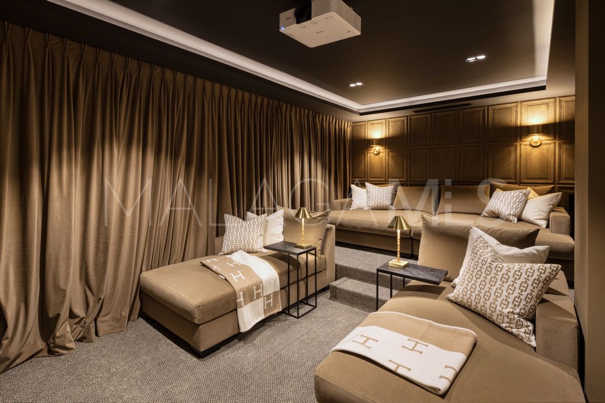 Buy 7 bedrooms villa in Nueva Andalucia