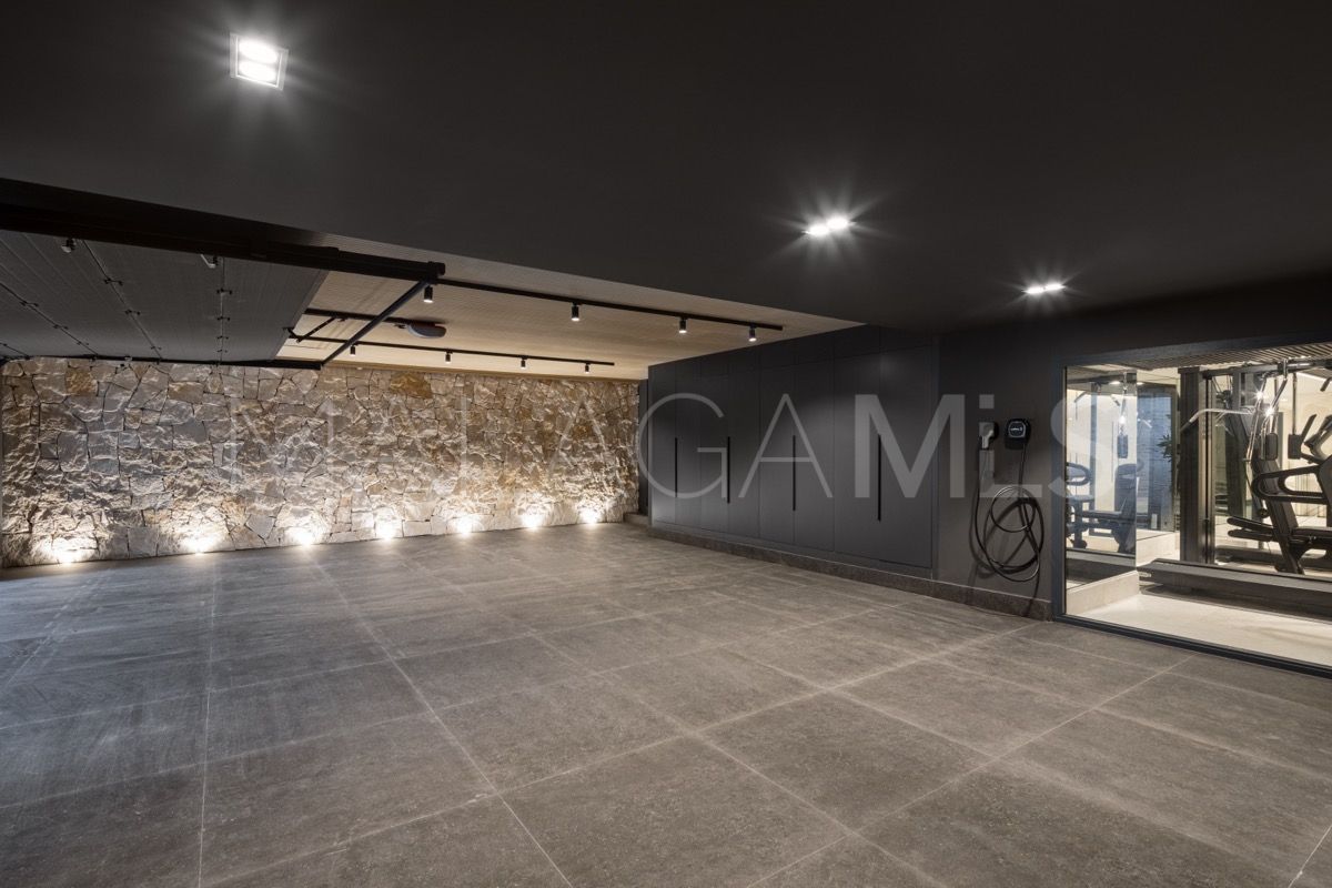 Buy 7 bedrooms villa in Nueva Andalucia