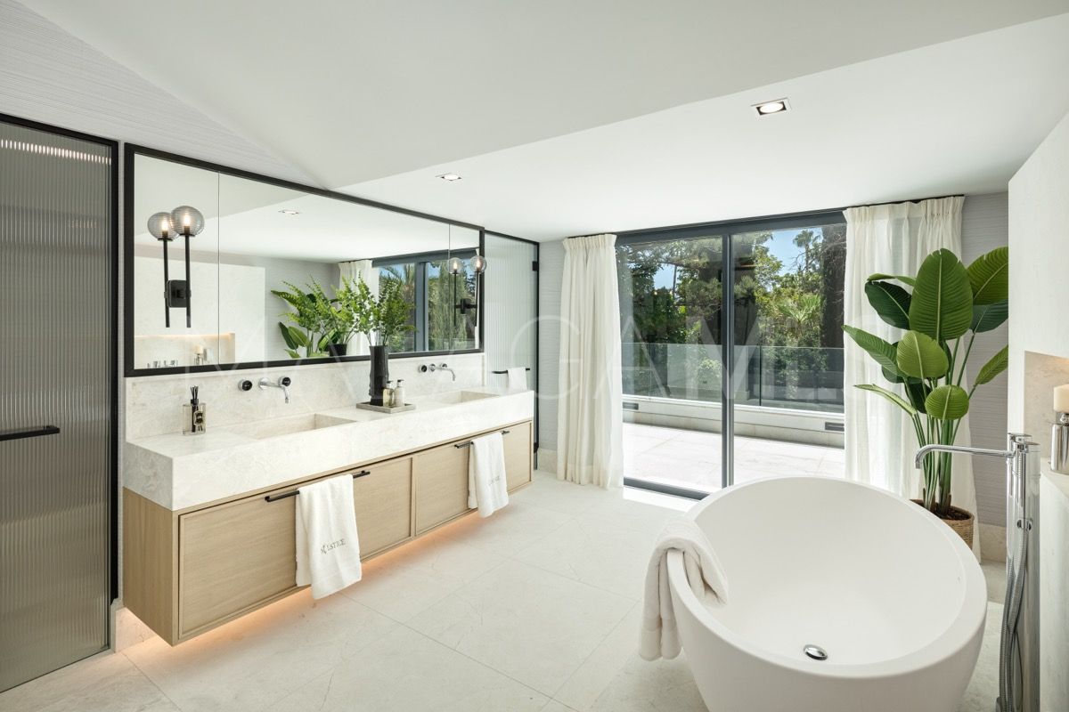 Buy 7 bedrooms villa in Nueva Andalucia