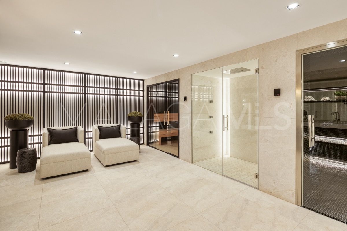 Buy 7 bedrooms villa in Nueva Andalucia