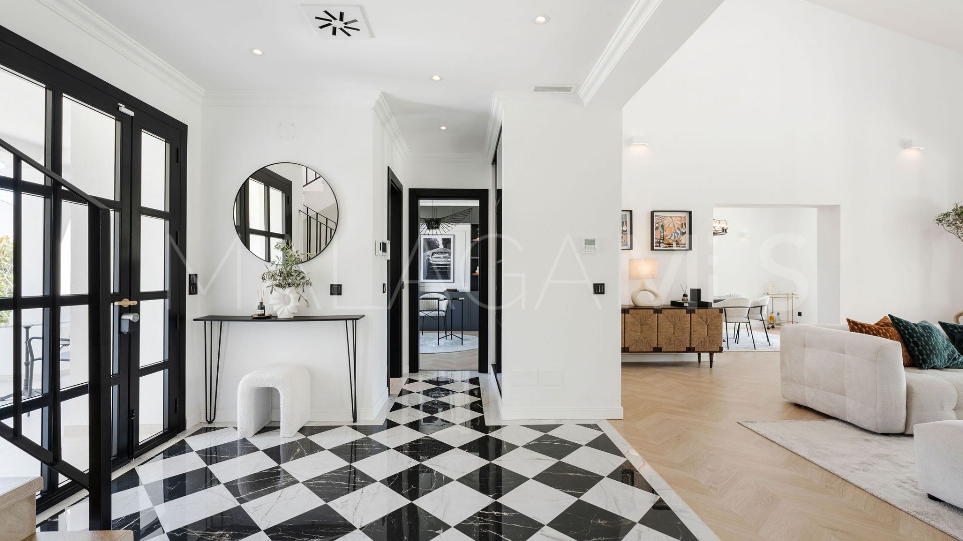 Villa for sale in Estepona