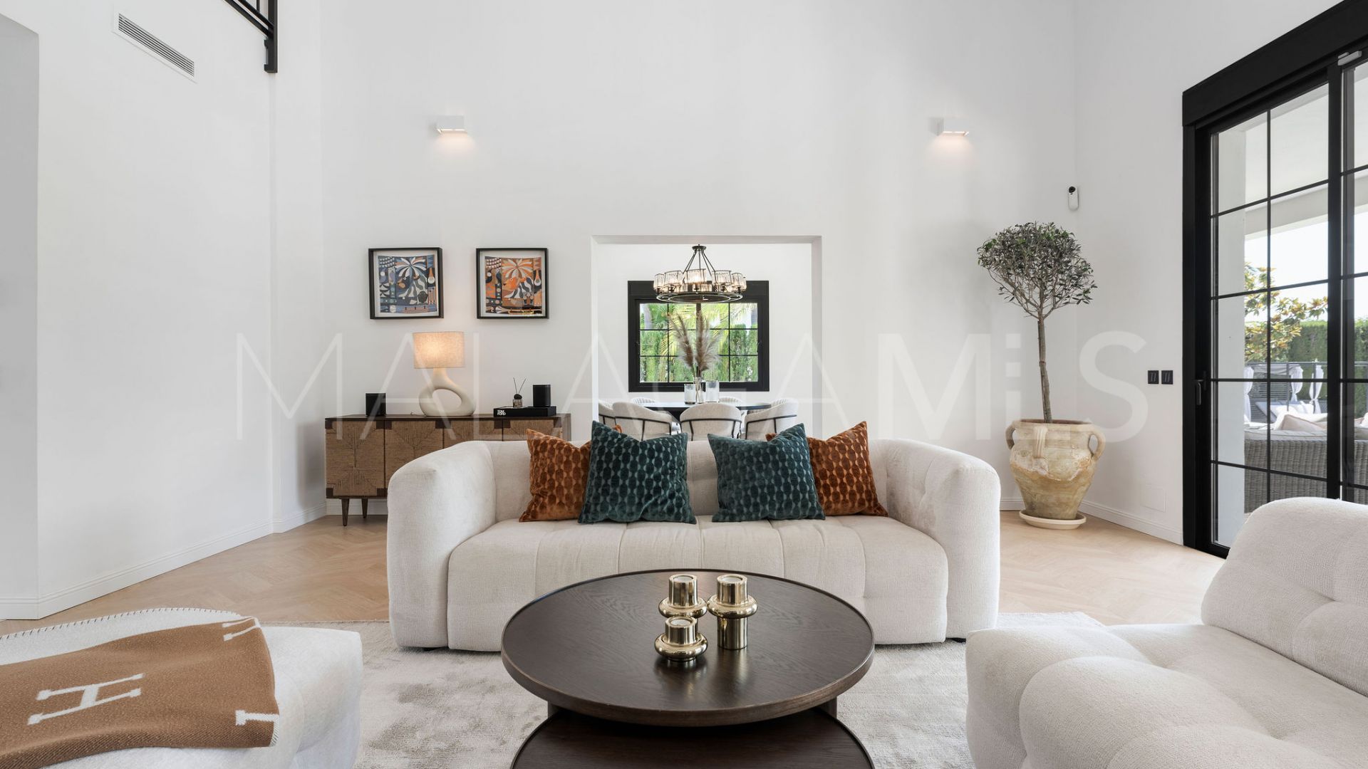 Villa for sale in Estepona