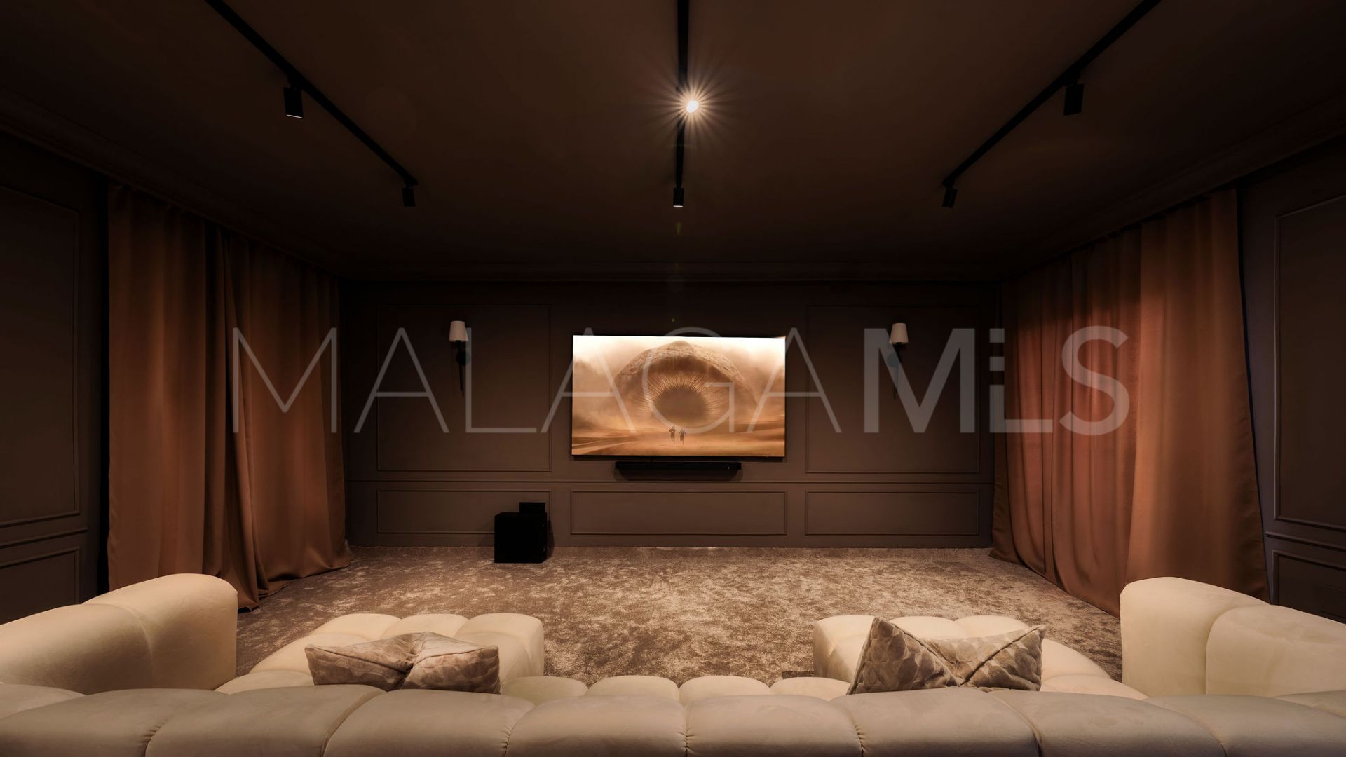 Villa for sale in Estepona
