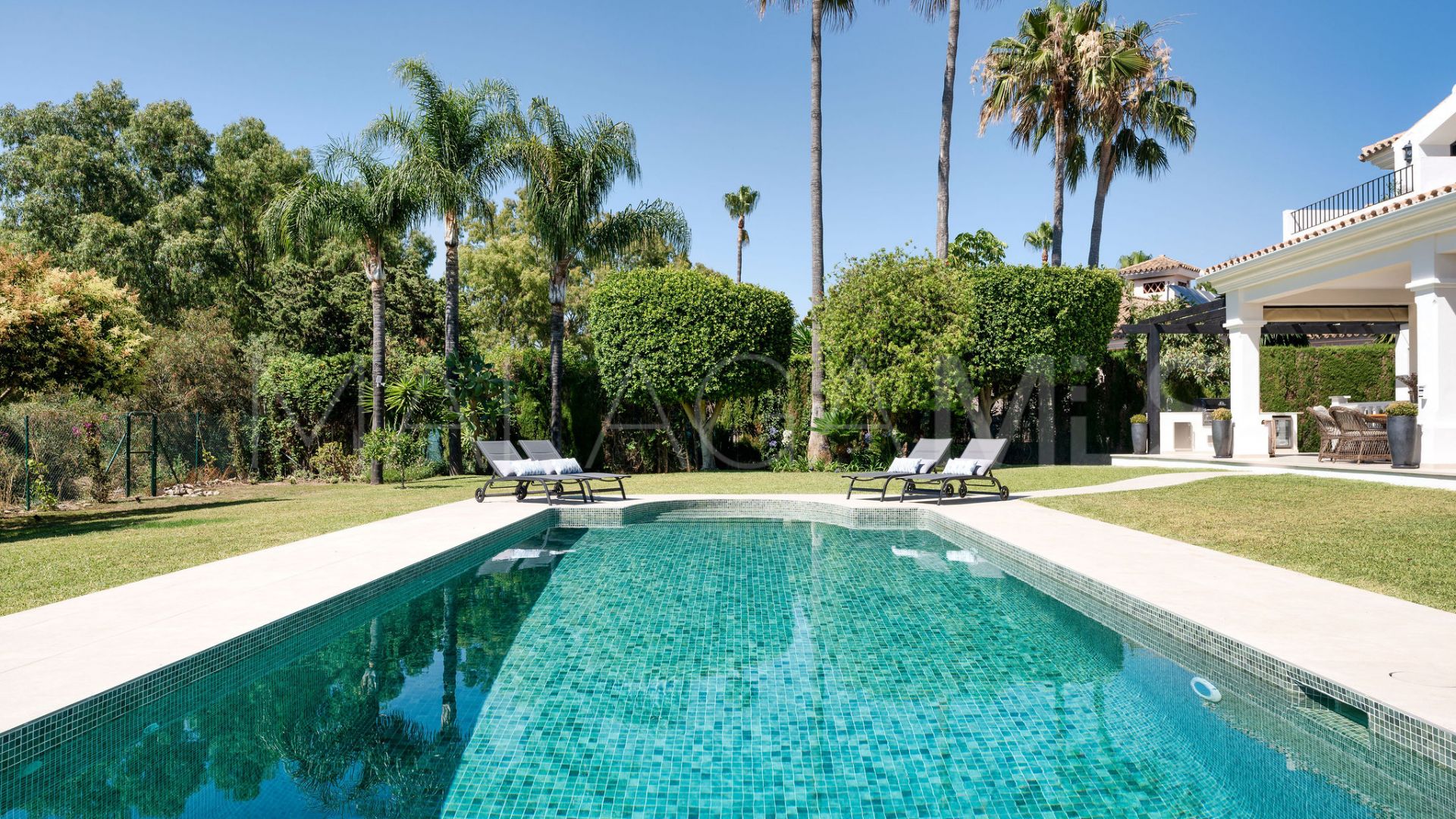 Villa for sale in Estepona
