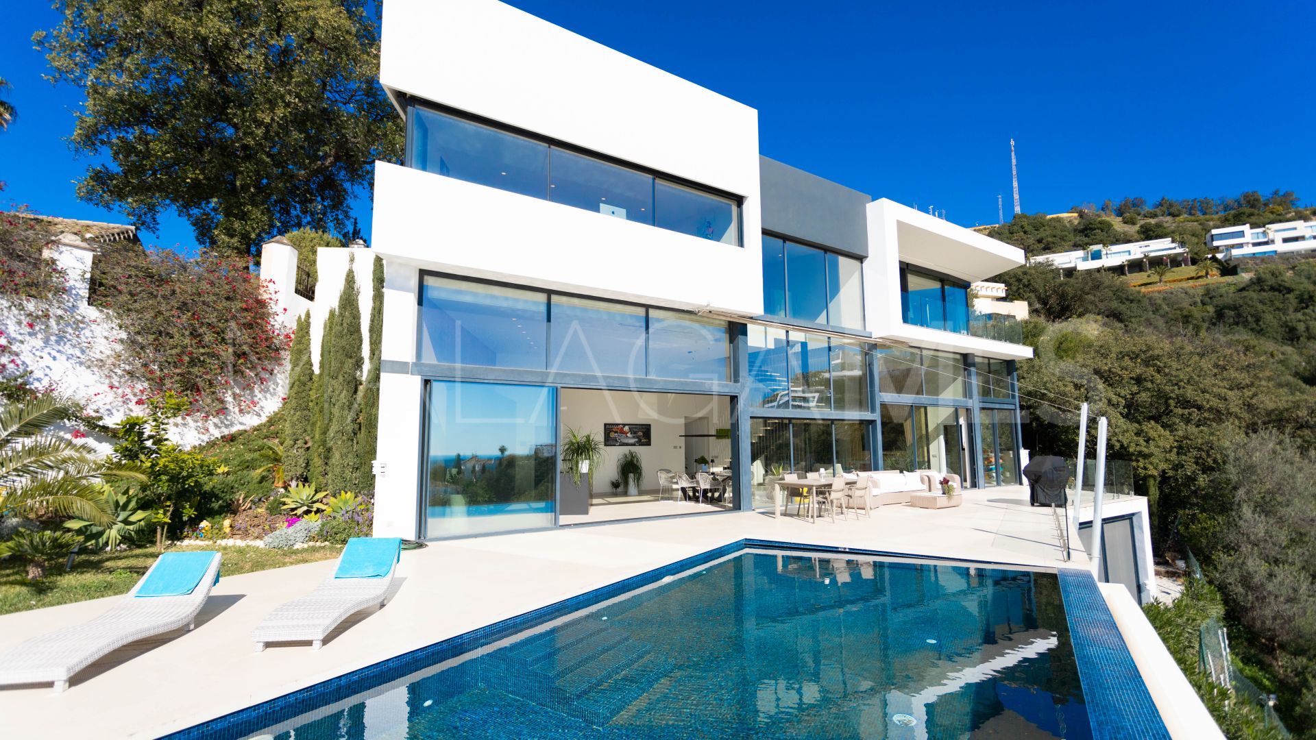 Buy Los Altos de los Monteros villa with 4 bedrooms