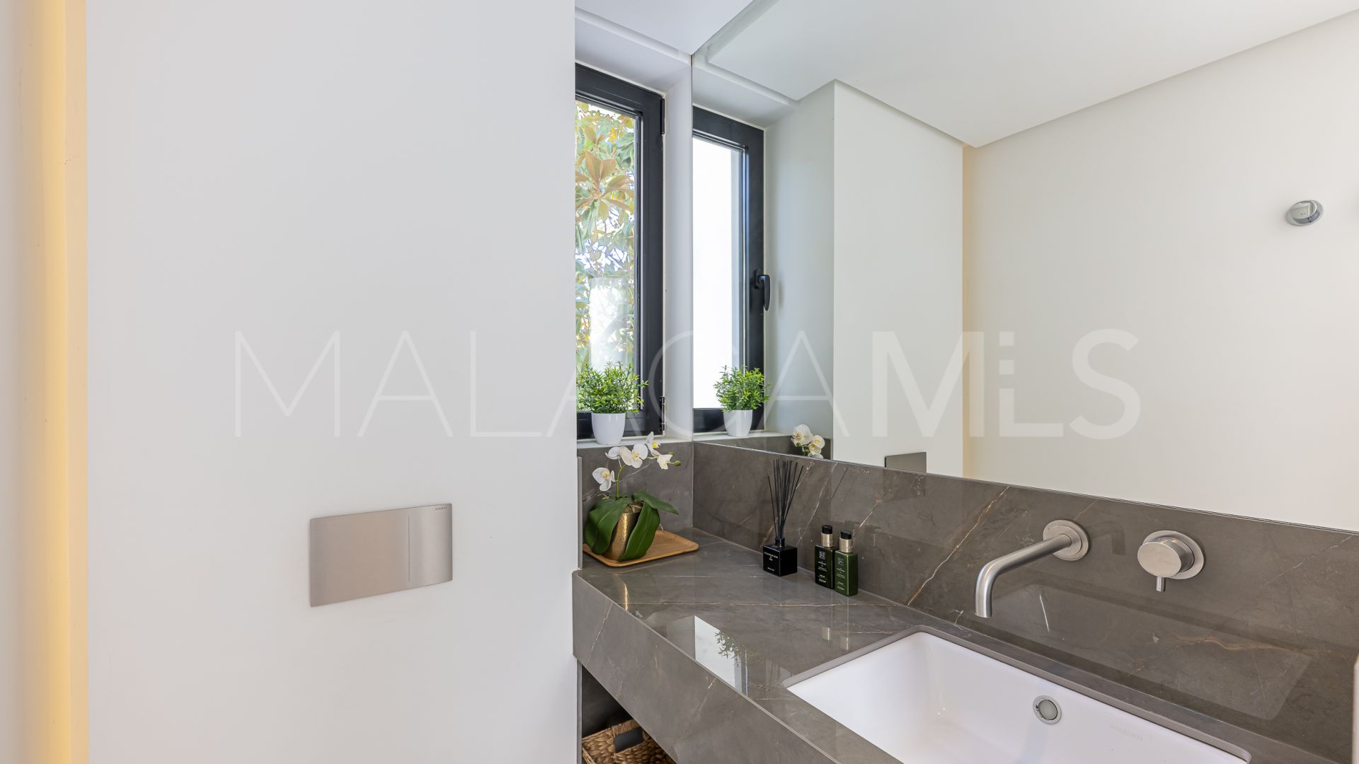 Villa for sale in Cascada de Camojan