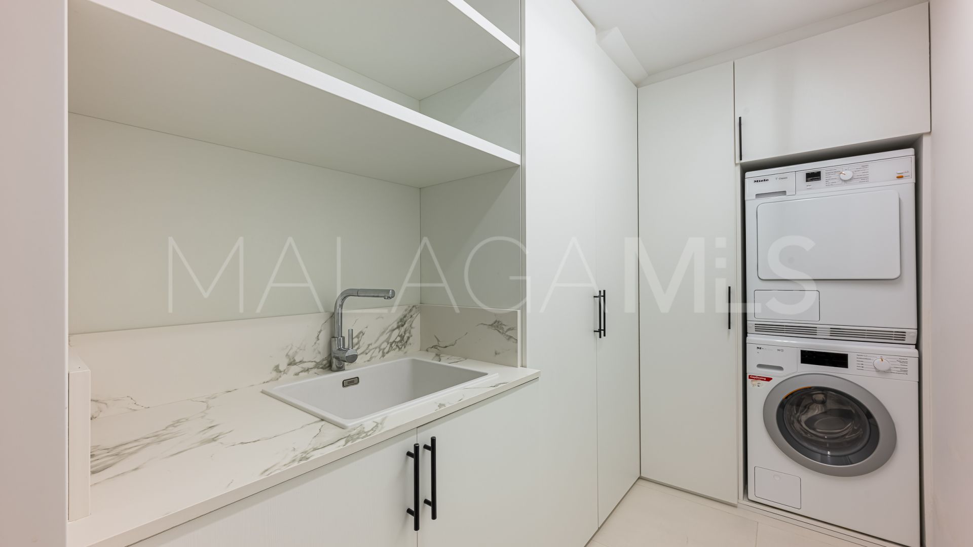 Villa for sale in Cascada de Camojan