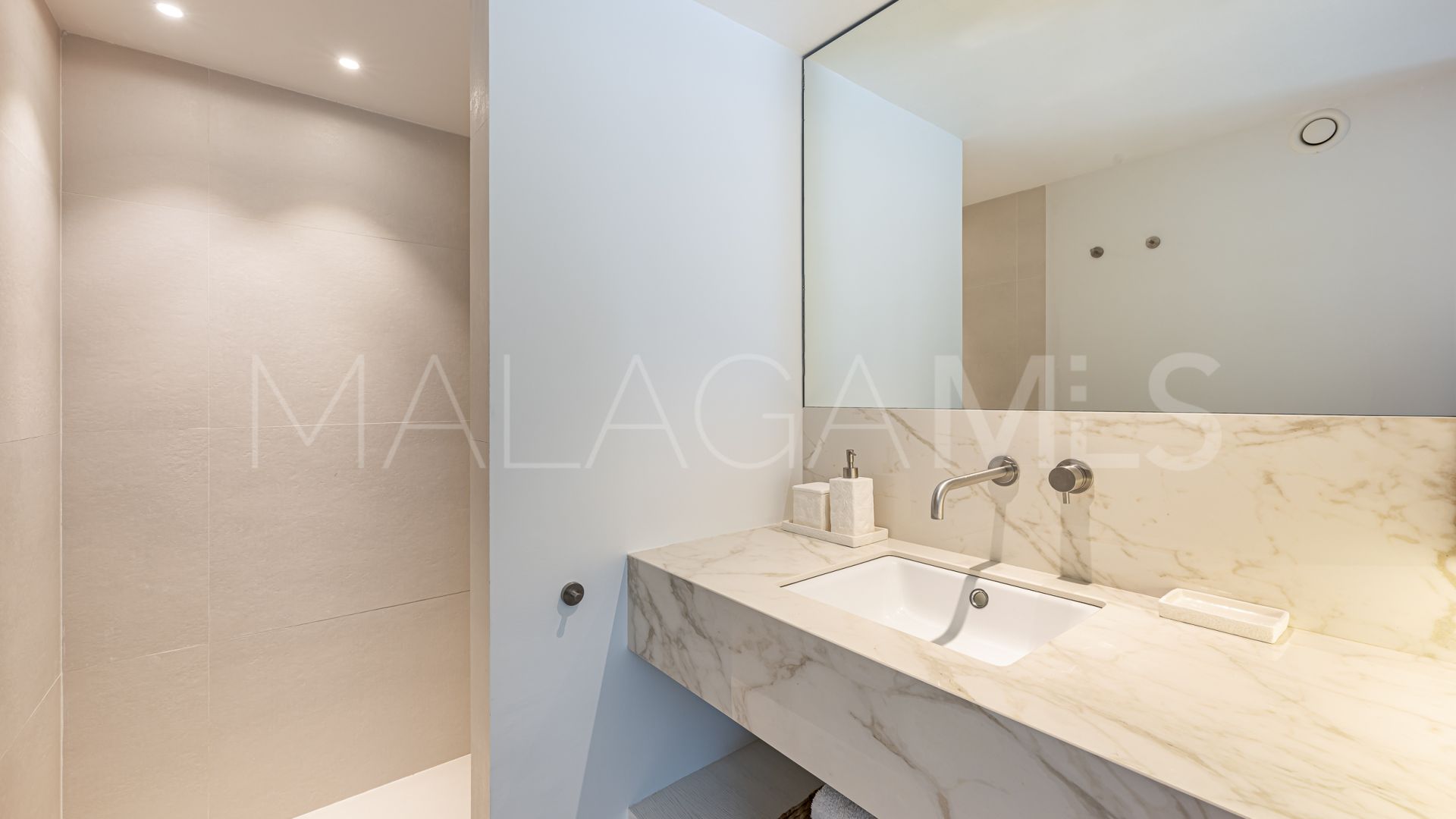 Villa for sale in Cascada de Camojan