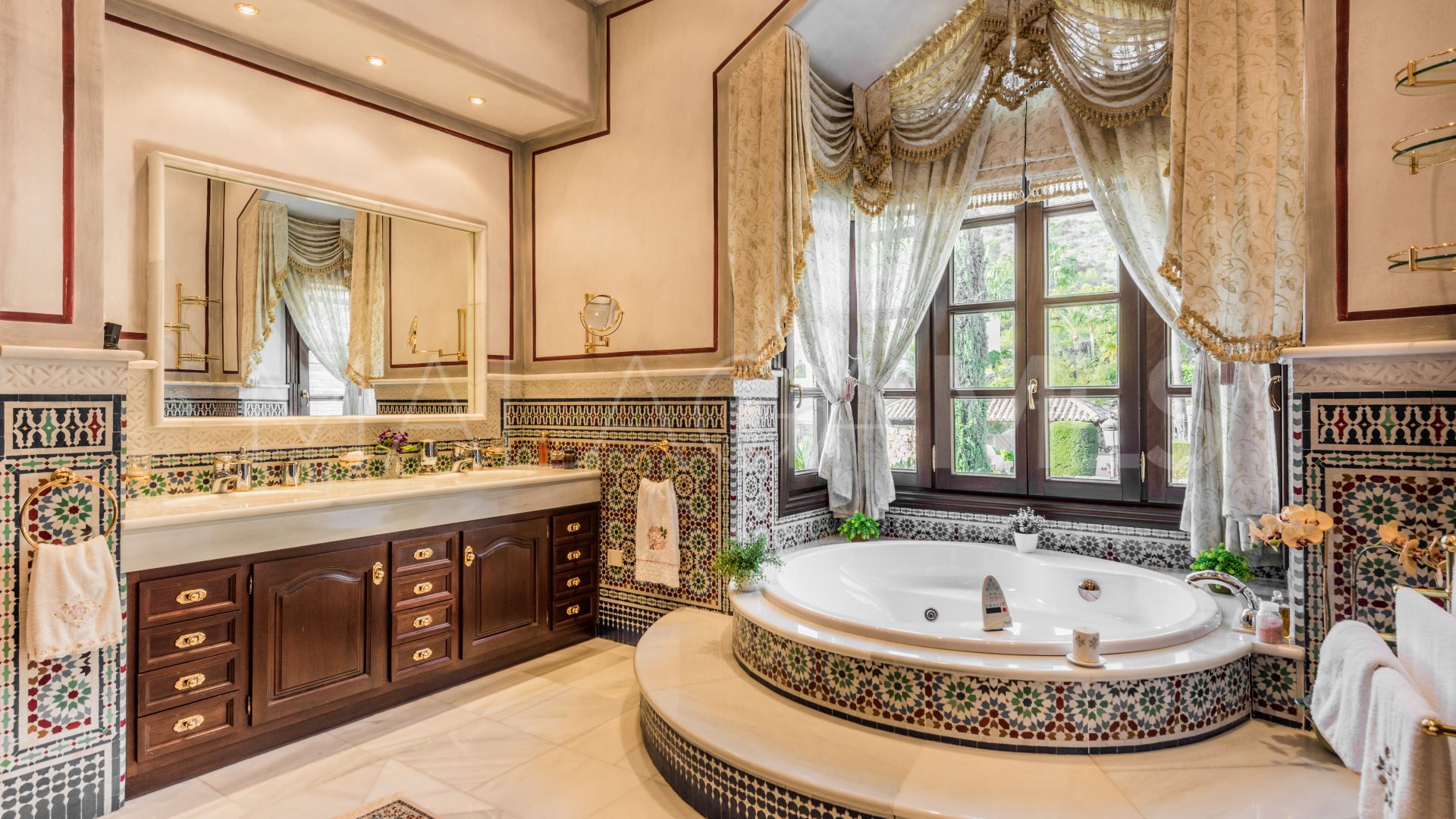 Villa for sale in Sierra Blanca with 7 bedrooms