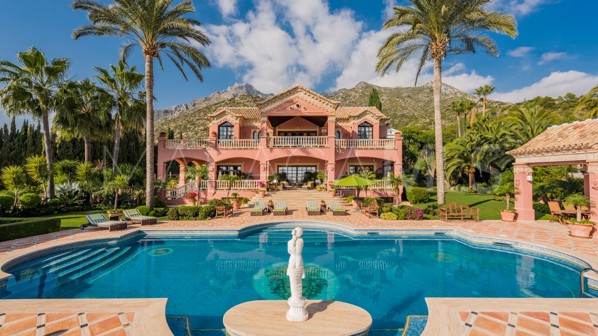 Villa for sale in Sierra Blanca with 7 bedrooms