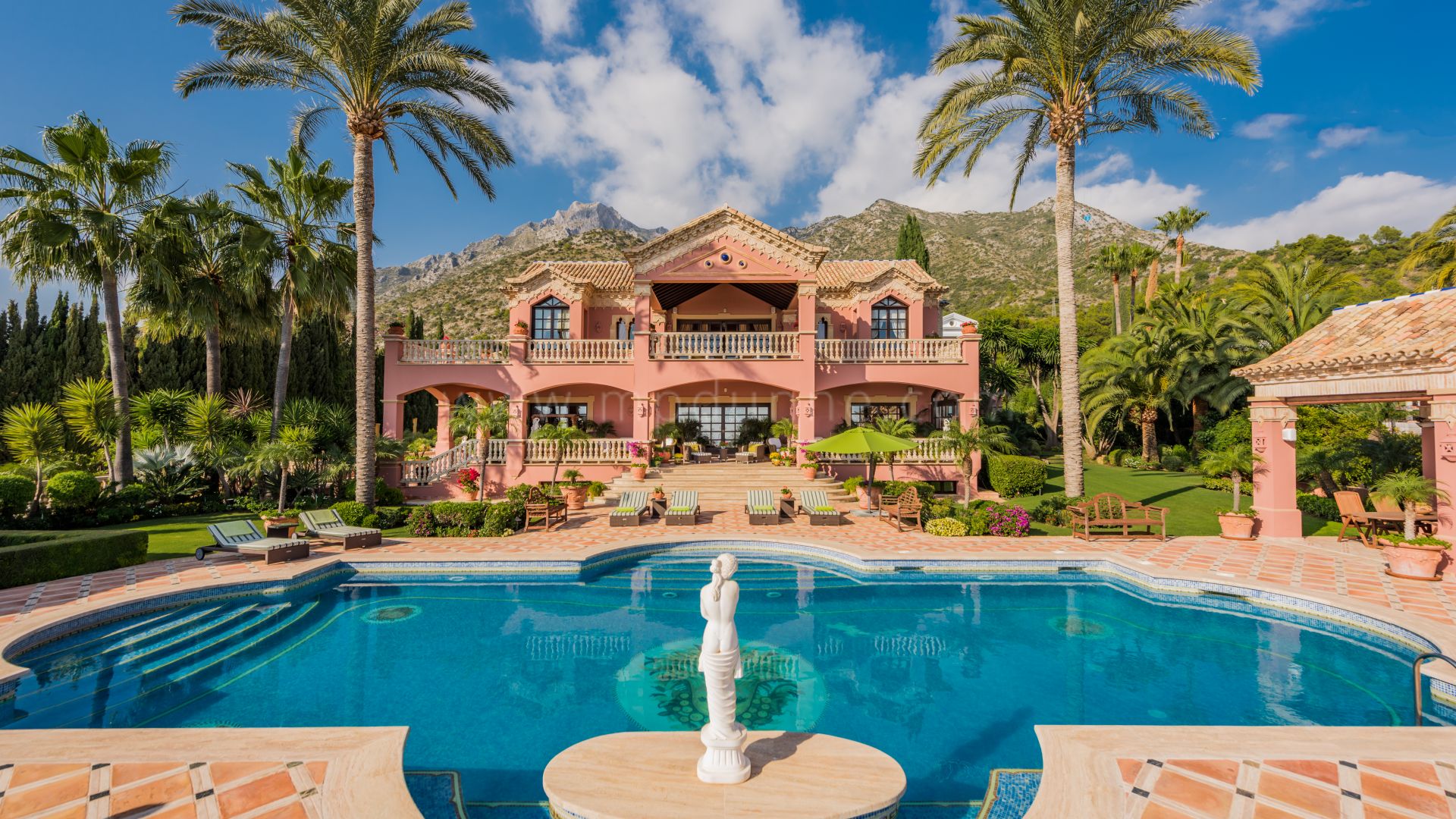 Klassische Mansion in Sierra Blanca mit Panoramablick auf das Meer