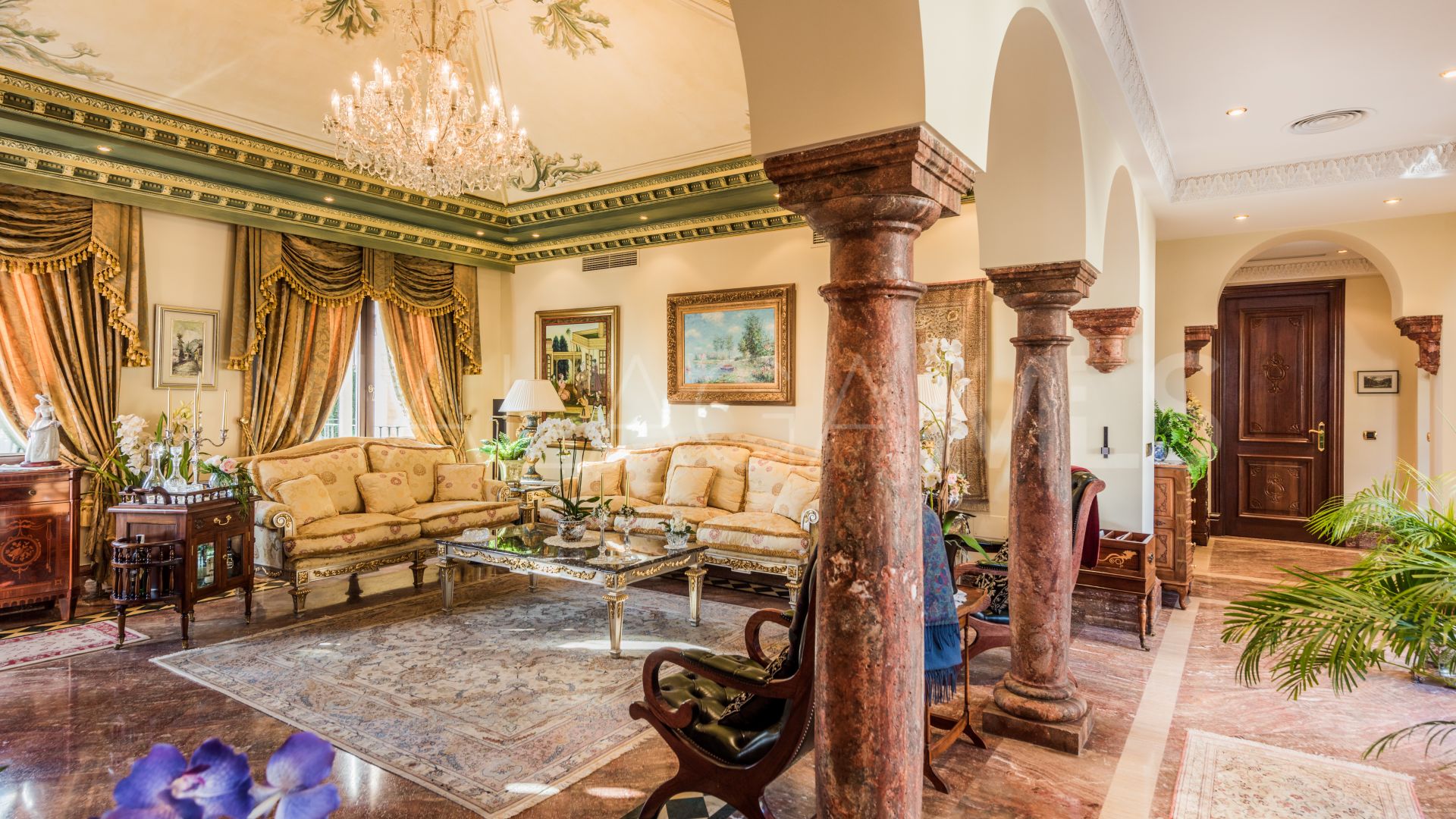 Villa for sale in Sierra Blanca with 7 bedrooms