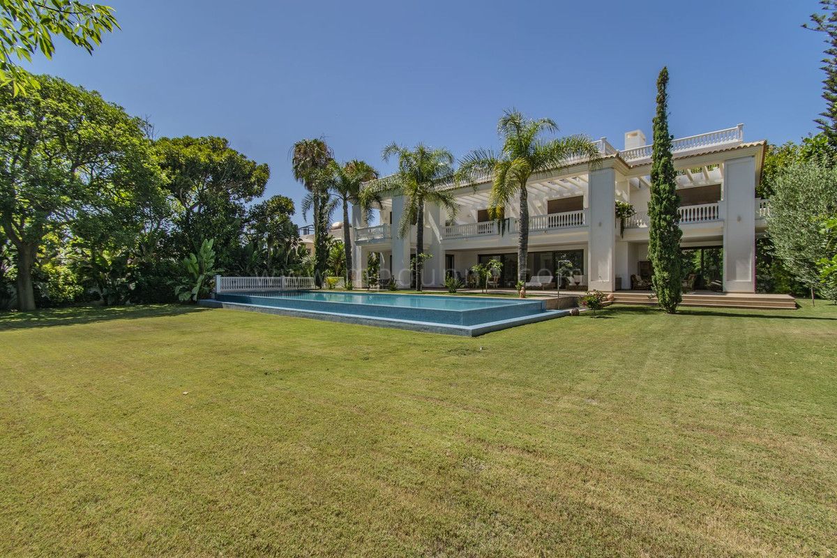 Villa de Lujo junto a la Playa en Guadalmina Baja