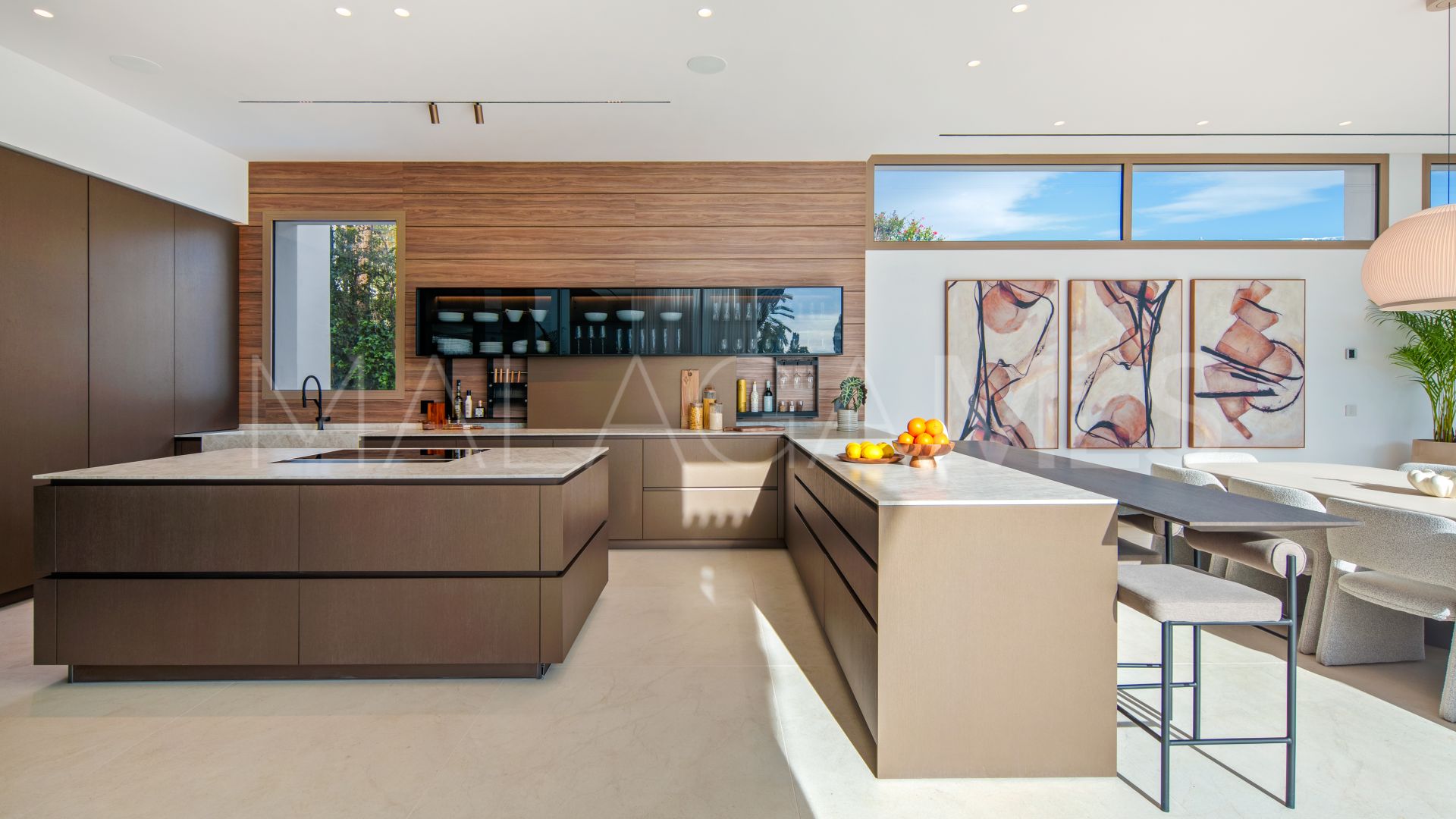 Buy villa with 5 bedrooms in Nueva Andalucia